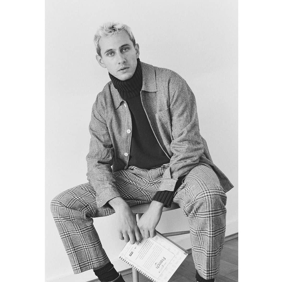 メリンダグロスのインスタグラム：「This collection symbolizes the contradiction between traditional conservative winter clothes -the Prince Of Wales patterns, the comfy roll neck- and an 80s feeling, graphic and sharp.  “New, Romantic” available online and at our Paris shop!」