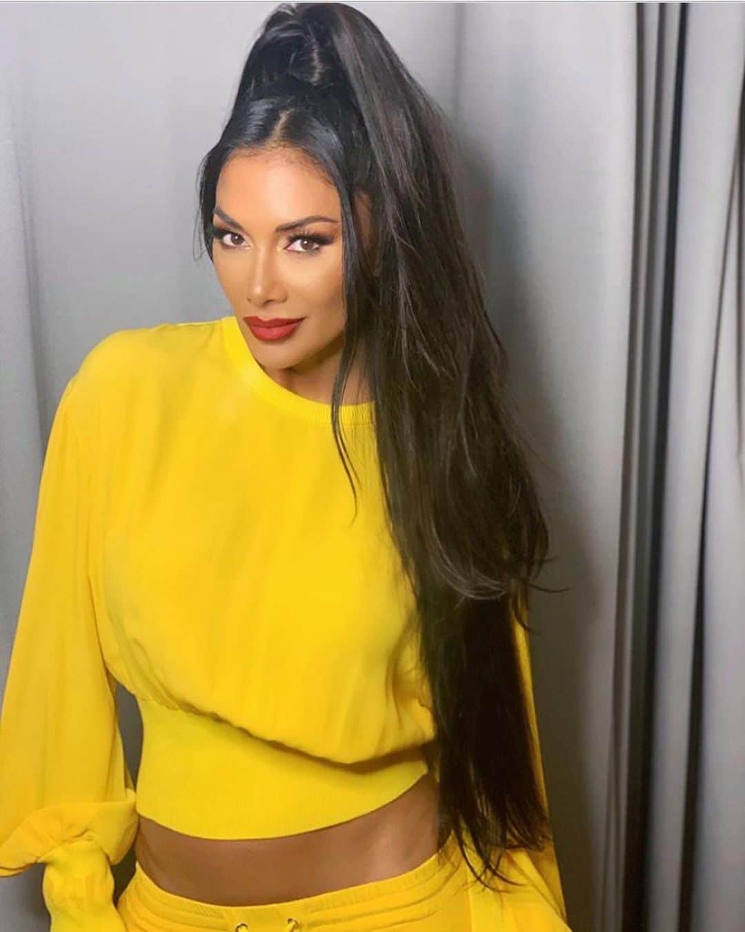 ジェームスロングのインスタグラム：「☀️☀️☀️ @nicolescherzinger in @iceberg yellow two piece 🌞🌞🌞」