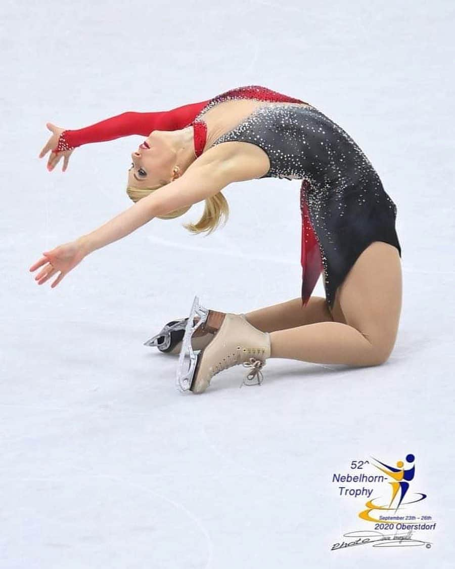 エリスカ・ブレジノワのインスタグラム：「Nebelhorn trophy - Short program 🤩✅ #oberstdorf」