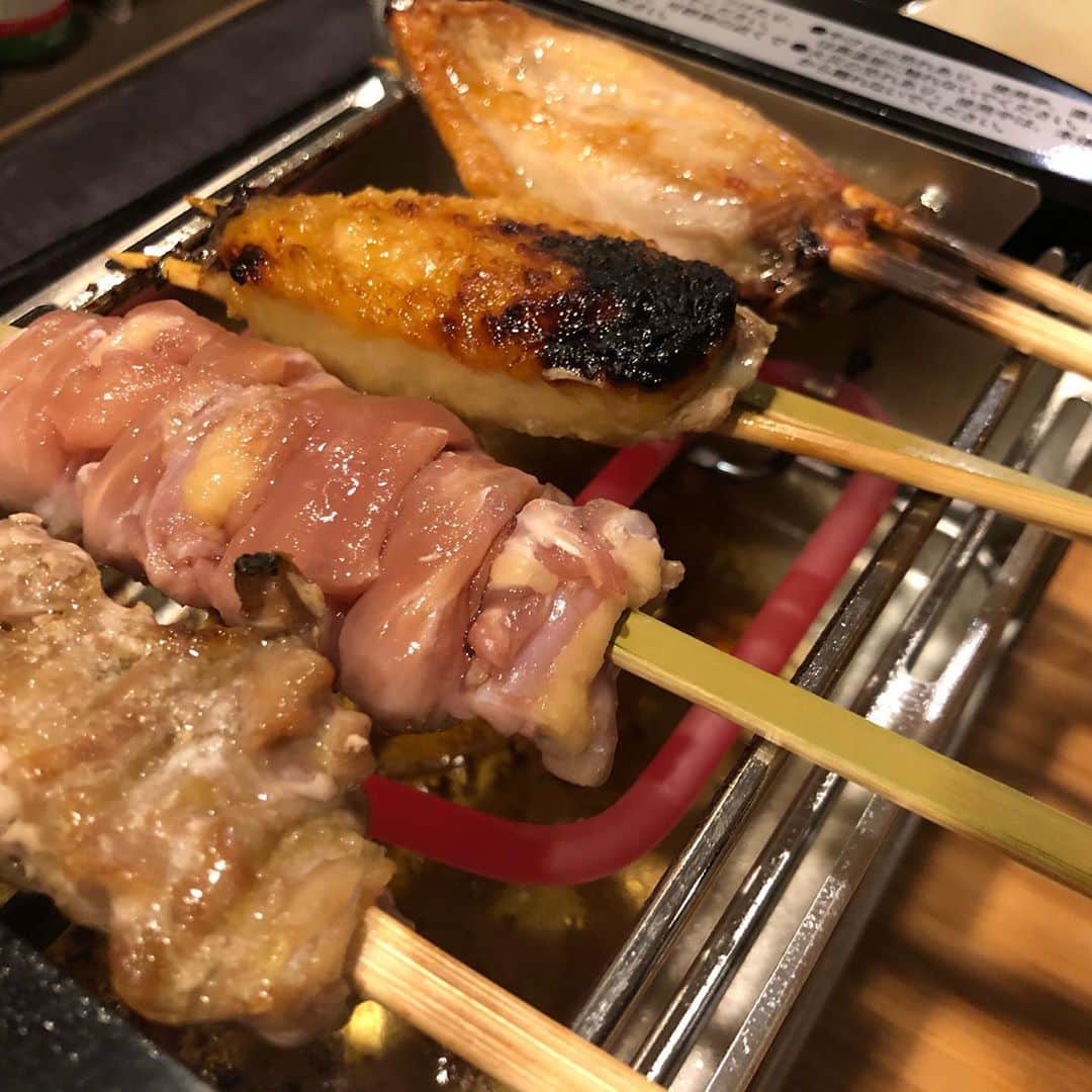 宇佐美進典のインスタグラム：「鳥幸の自宅で焼き鳥グリルを購入して自宅焼き鳥。これ想像以上に満足度高い！　#鳥幸　#自宅で焼き鳥」