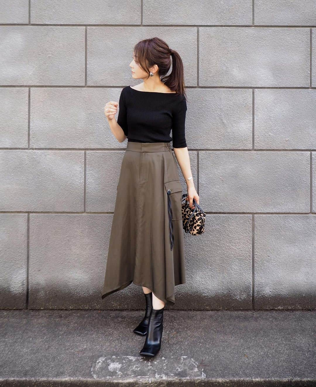 yoko178loveさんのインスタグラム写真 - (yoko178loveInstagram)「#coordinate ． ． khaki×black ． ヘムラインの裾が可愛い  @paulstuart_advance スカート　 ． 歩くたびにランダムに揺れる裾が 可愛くて嬉しくなる✨ サイドポケットデザインが 甘くなりすぎないバランス☺︎ ． ． ． 80年以上の歴史を持つ米国Paul Stuartから派生した、日本発のカジュアルラインPaul Stuart advanceがSTART✨ ． “brand concept” 固定観念にとらわれた常識を超え 必要なのは私らしさ 今の時代に生まれた新しい価値観の中で 私らしい未来をゆくために 自分自身で現在を選択する その世界で自由に美しくあるために。 ． ． ． #PaulStuartadvance #psa #SkirtStyle#ポールスチュアートアドバンス #ハンカチヘムスカート #autumnlook #2020aw #モードカジュアル #autumnstyle」9月25日 19時56分 - yoko178love