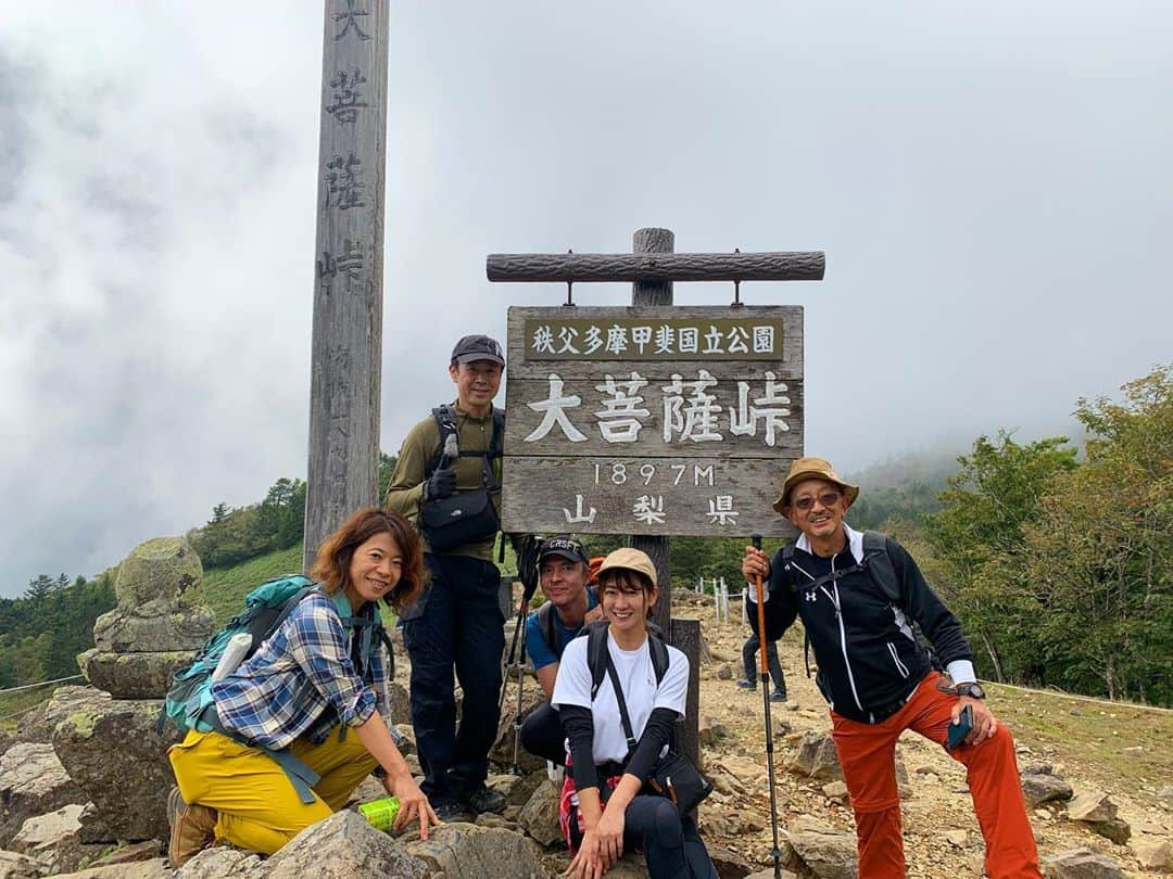 中村葵のインスタグラム：「・ ・ 大菩薩峠に到着⛰✨ ・ 4連休の渋滞に巻き込まれて、登り始めが遅くなったので、福ちゃん荘でおにぎりを食べ、大菩薩峠ではどん兵衛とコーヒータイム☕️😶 ・ ガスがかかっていたのですが時々はれて、雲の隙間から差し込む太陽の光が町をキラキラ照らしていて、とても綺麗でした✨ ・ ここは展望もいいので、気持ちよかったです！ ・ ・ #大菩薩嶺 #山梨県 #日本百名山 #山梨百名山 #山登り #登山 #山登り好きな人と繋がりたい #登山コーデ #登山好きな人と繋がりたい #登山女子 #山ガール #山歩ガール  #中村葵  #thenorthface #Gregory #berghoues」