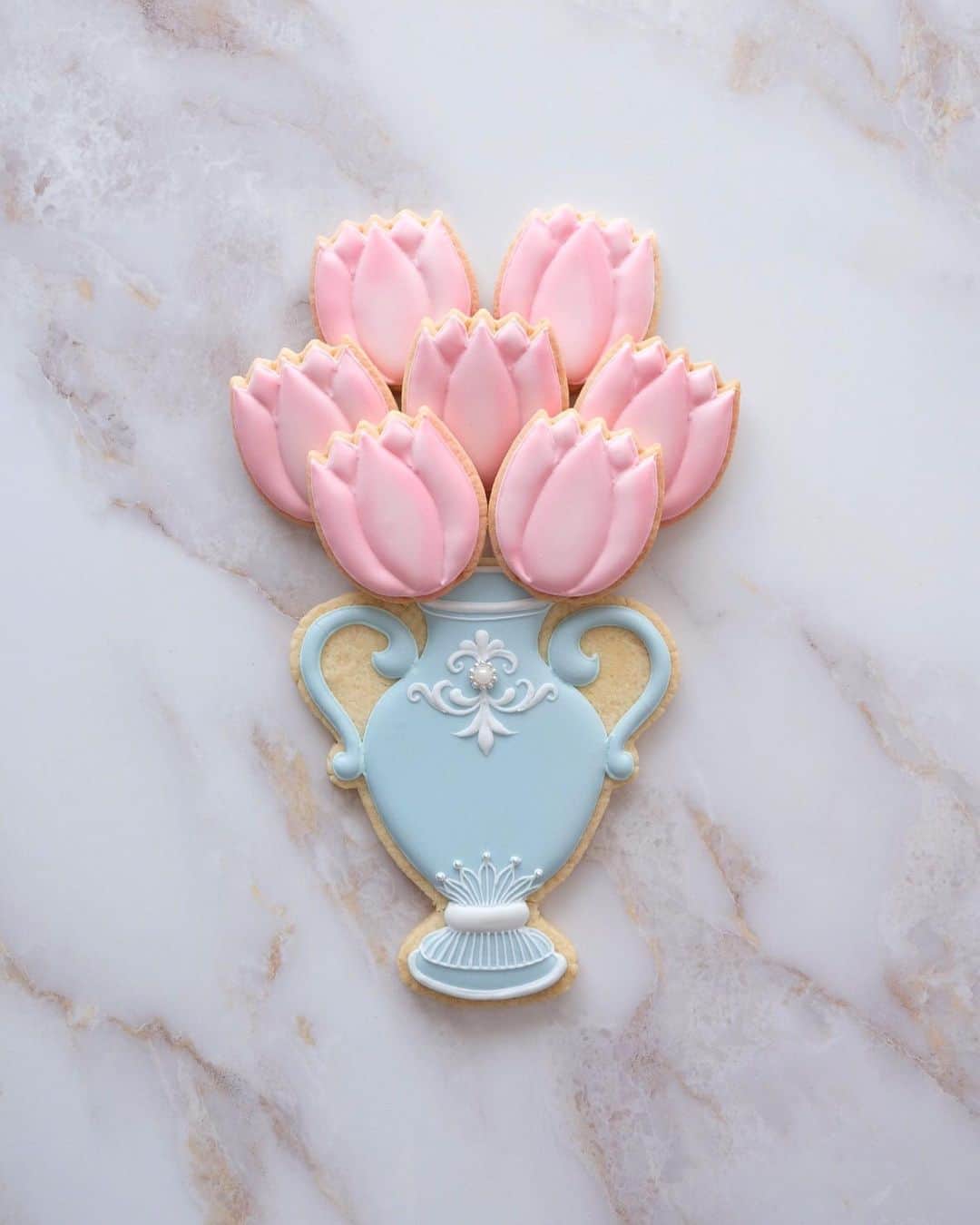 KUNIKAのインスタグラム：「Pink tulip cookies with smoky blue vase cookie.🌷﻿ ﻿ #artofkunika」