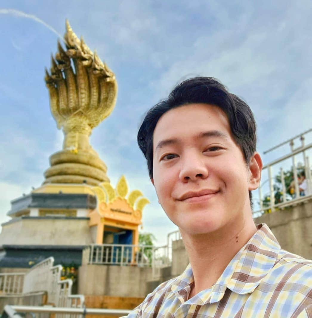 アイス・サランユーのインスタグラム：「ถึงแล้วนะครับ  ชาวนครพนม  พบกันคืนนี้ 22:30  งานไหลเรือไฟ 🛶🔥 ตะกี้ ลืม กลับฝั่งรูป ฝาก like อีกทีนะครับ ❤ #นครพนม  #ไหลเรือไฟ #nakhonphanom #thailand  #เที่ยวทั่วไทยกับไอซ์ศรัณยู」
