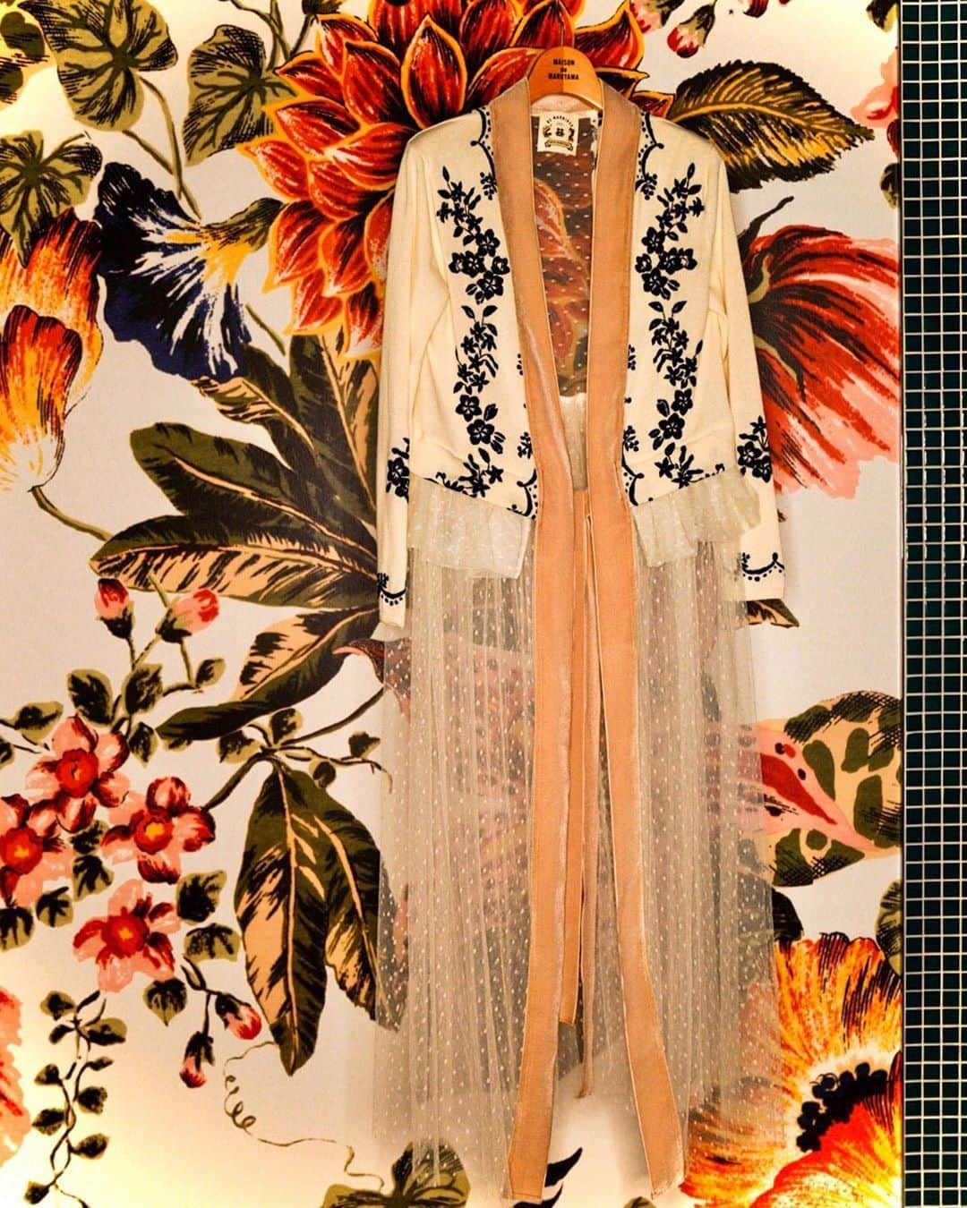 丸山敬太さんのインスタグラム写真 - (丸山敬太Instagram)「大切にとっておいたカシミアのサンプルのカーディガンを一点一点リデザインしました。美しいガウンです。 ドレスっぽくも、カジュアルにも着ていただけます  明日から伊勢丹新宿店でのポップアップでのご紹介です。  ーーーーーーーーーーーーーーーー  「Go around…」というテーマに基づき リメイク商品やアーカイブ生地でのトートバックや巾着の商品展開を中心とした ”サスティナブル”にもフォーカスしたイベントです。  伊勢丹先行カラーエコバック、 このイベントでしか出会えないスペシャルなリメイク商品、 AW新作のBritish Check 、Military quilting のアウターシリーズに オリジナルワッペンをお好きな場所にカスタムできるオーダー企画もございます。  この日のためにTeeシャツやフーディなどのスポーティなアイテムも登場します。  フロア内にはアーカイブ商品の展示や丸山のアトリエ再現なども。  お立ち寄り頂くだけでも楽しんでいただけるコンテンツが満載なイベントです。  ぜひお近くにいらした際に遊びに来て頂けますと幸いです。  皆様にお会いできますのを楽しみにしております。  会期：９月２６日から１０月６日（火）まで 場所：伊勢丹１F プロモーションスペース（Apple Store跡地） 営業時間：１０：００～２０：００ デザイナーアピアランス：９月２６日（土）14時頃」9月25日 20時07分 - keitamaruyama