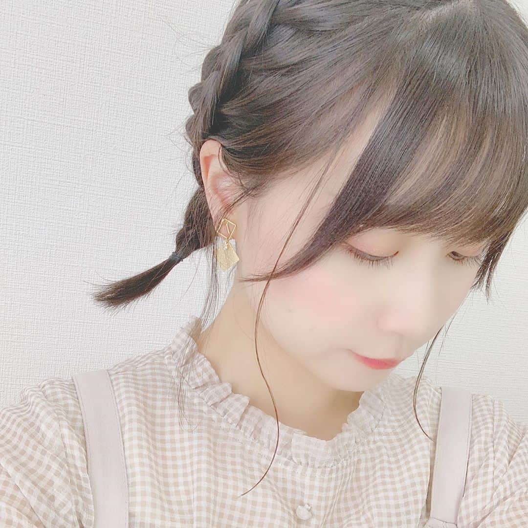 八木沙季のインスタグラム：「👧🏻👧🏻 . 編み込み三つ編みしてみた🐰 ヘアアレンジ苦手だからいっぱい練習する✊ .」