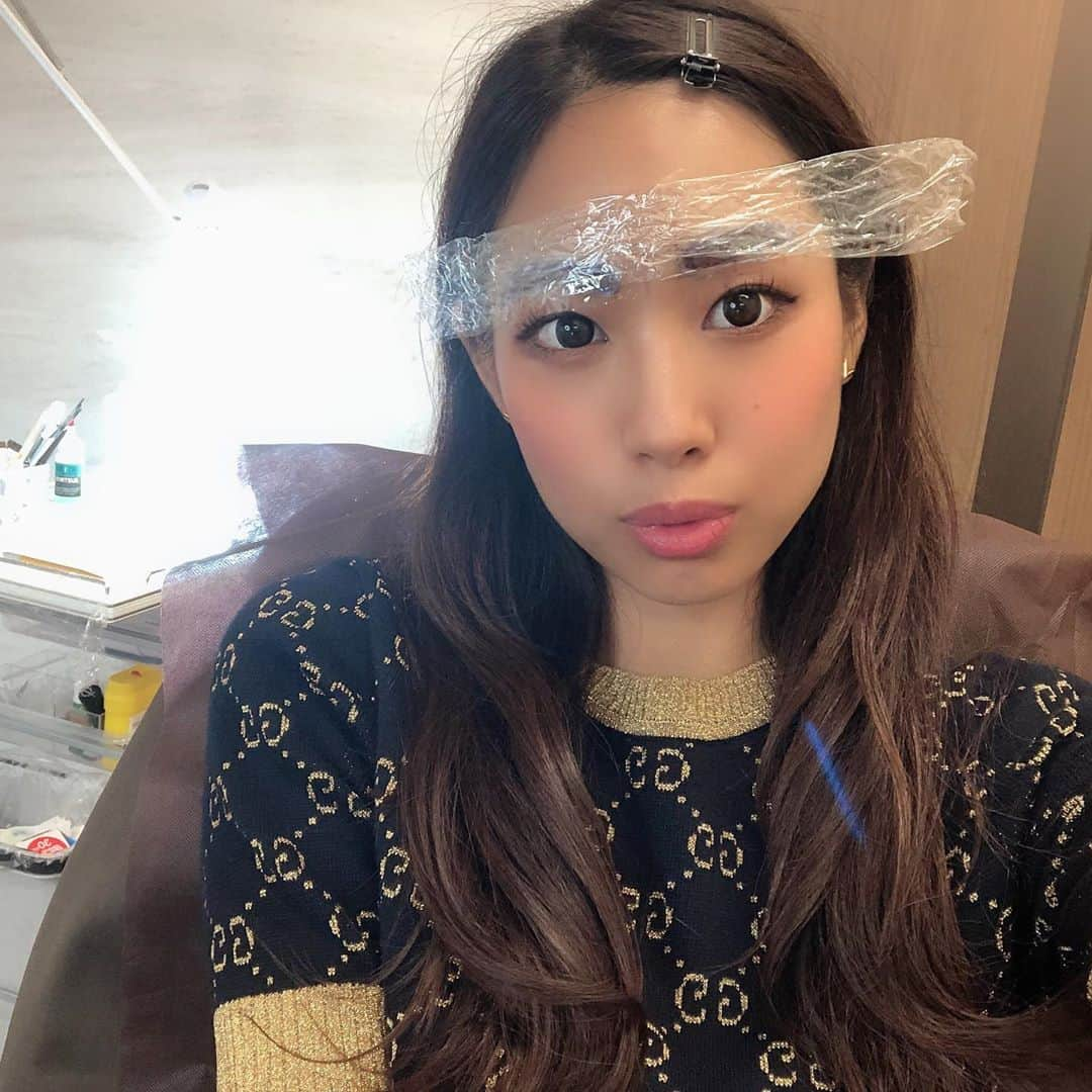 SAEKAさんのインスタグラム写真 - (SAEKAInstagram)「唇に続いて念願の眉毛アートを やーーっとやりました！！！  唇はピュアになるくらいだけど 眉毛は一生もの！くらい変わると思ってなかなか手を出せてなかったのですが、やっぱり運動する私はいつも眉尻がなくなるのと、診療終わりに疲れ切った自分をみていつも眉毛があればなぁと長年の悩みでした。  沢山のクリニック、サロンさんがある中どうしようかどこでやろうか、どの方にやってもらうか、ずっとずっと悩んでた時、ふとインスタ をみてこの人の眉毛スタイリング好きだなぁと、、、あ！この人も綺麗だなぁ、、、何度もまさかのそれが同じ方！ そう、それが @nakatani.artmakestudio さんでした🙇‍♀️💕 こんなことって偶然だけどなかなかないと思うし @artmakestudio の症例を沢山見ても私は今もどれが中谷さんがやったものかがわかるほど、痴がましいですが笑 きっと感性が似てたんだと思います🙇‍♀️💕  お忙しい時間の中とっていただいて お会いしてじっくりカウンセリングしてもらい 施術時間もなんとしっかり３時間ほど！ 丁寧に丁寧に仕事への情熱とこだわりに感激。 あ〜そういうことだったんだなぁ と、彼女のつくる眉毛に納得で美のこだわりの強い私も修正箇所がないというほど、美しくやっていただけ大満足しました🥰✨  こんな素敵な出会いに感謝。 私が仕事への姿勢に本当に刺激をもらいました。  いつも私が思うのは 美容院にいけば髪のきれいなプロにやってもらいたい ネイルににいけばネイルがきれいなプロにやってもらいたい 中谷さんもかなり綺麗な方でわたしはるんるん。  私も歯科医として歯は綺麗でいたい、、 プロになれるようもっと自分が気になる分野は変態的に勉強しようと思いました！  出会いに感謝です🙇‍♀️💕  #artmakestudio #アートメイク #眉毛アート #大阪 #大阪アートメイク #自然眉 #ピュア眉毛 #毛並みアートメイク #美眉 #美容 #美へのこだわり #大満足 #歯科医師 #フィットネスモデル #女医 #美の追求」9月25日 20時11分 - saeka0220