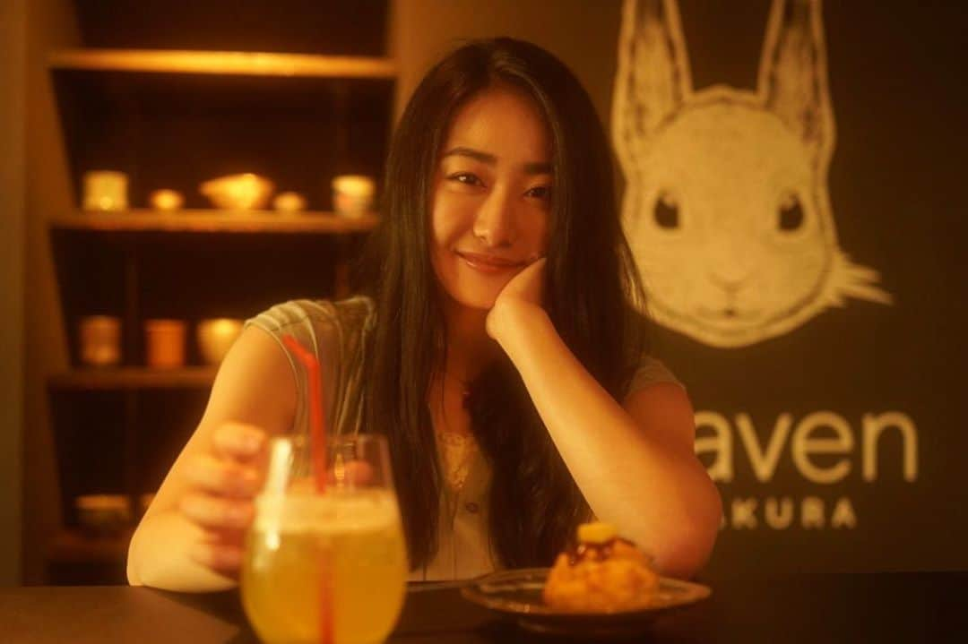 天野真彩のインスタグラム：「. 今週もお疲れ様です☺️ 私と一杯いかがですか？🍋🥂  #レモネード  #週末  #お疲れ様でした  #9月」