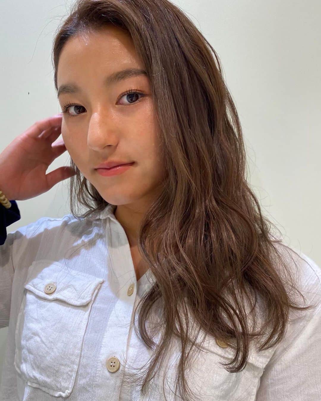 のインスタグラム：「🌸🤎  いつも髪の毛も日焼けで明るくなってる状態だからカラーしてもらうと落ち着く（╹◡╹）♡  hair by @ayumi_maoka  @logue_paaq_official  #hair #アッシュ」