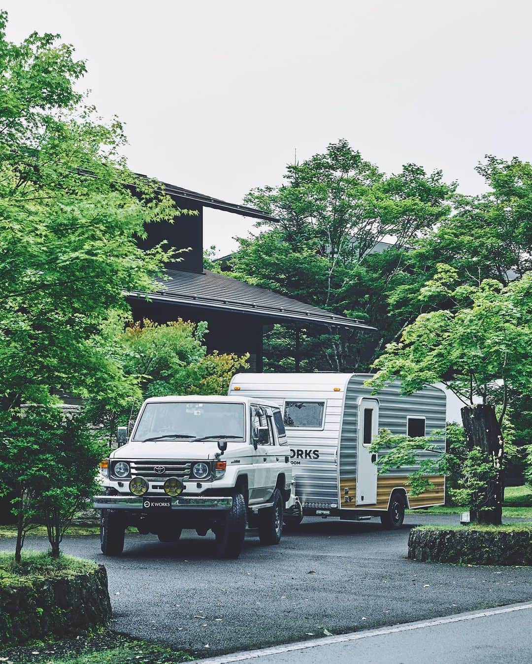 ビームスさんのインスタグラム写真 - (ビームスInstagram)「BEAMS × TRAIL WORKS "Mobile Home"   日本の環境に適したトレーラーハウスを提案するTRAIL WORKSのトレーラーを、外遊びカルチャーの魅力を発信するプロジェクトHAPPY OUTSIDE BEAMSがプロデュース！“セカンドハウス”をテーマにデザインし、キャンプはもちろん普段使いから素敵に過ごせるトレーラーハウスです！詳細はWEBサイトからご覧頂けます。  この様子はHPをチェック！ https://www.beams.co.jp/special/happyoutside/trailworks/  @happyoutsidebeams @trailworks @kondotomomichi @dai_yamamoto @_disk__ @_asahir_ #happyoutsidebeams #trailworks #camp #campingcar #キャンプ #キャンピングカー #トレーラーハウス」9月25日 20時13分 - beams_official