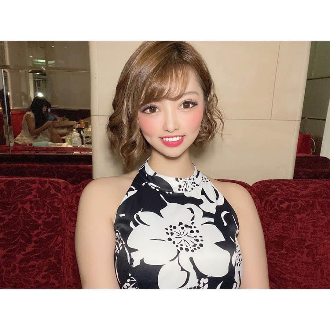 愛倉ななこさんのインスタグラム写真 - (愛倉ななこInstagram)「ななこです🐥❤️ .   髪の毛はパーマ巻きこまかめきつめ でございます🦁❤️ .   髪が決まったらテンションも あがるのです🍖❤️ .   みなさん花金ですね(　˙-˙　)✌️ .  よろしくお願いします  #愛倉ななこ#ピーアンドジェー#P&J#バロセロナ#バロセロナグループ#barcelona#ニュークラブ#キャバクラ#歌舞伎町#錦#中洲#すすきの#キャバ嬢#おっぱい#可愛い#いいね返し#ダイエット#ヘアアレンジ#love#likes#followme」9月25日 20時13分 - pandj_nanaco