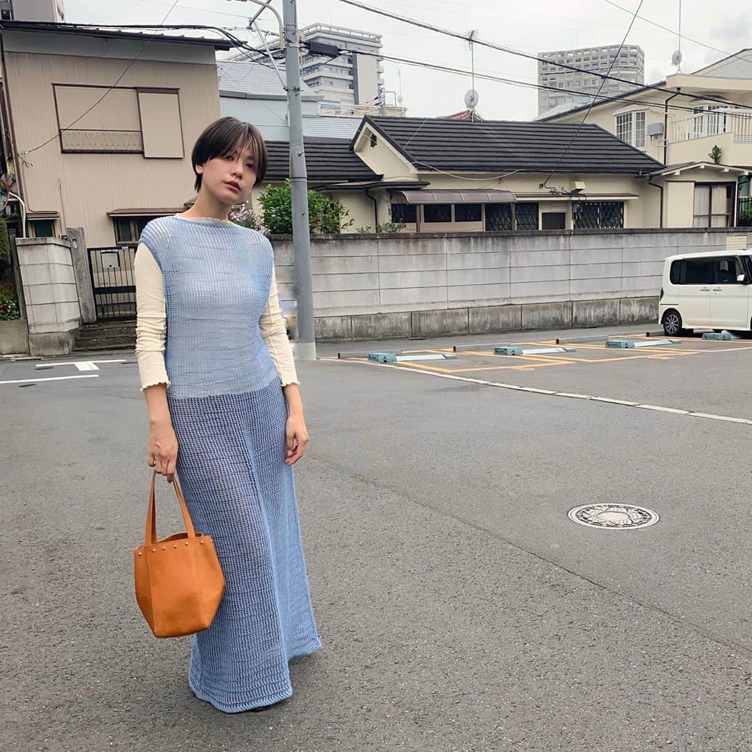 のインスタグラム：「. . お洋服🙆🏻‍♀️ 涼しくなってきたので秋コーデに🥳 auraleeのメッシュワンピースは丈感が絶妙で大好き💕 . . #fashion #code #photo #auralee #baserange #shellyisland」