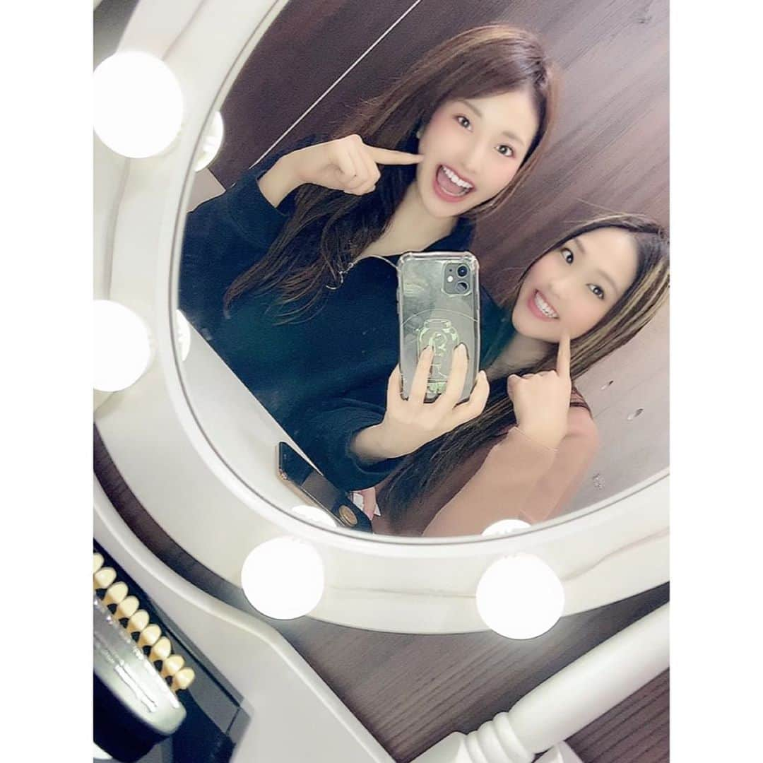 松木星良さんのインスタグラム写真 - (松木星良Instagram)「ともえさんかえってきたから、ふたりで歯まっちろちろにしてきた！！！わーい🙌﻿ ﻿ ﻿ 『せいらはんのインスタ見たよ👍』﻿ ﻿ で業界唯一の﻿ 《歯科メーカー・歯科医院連携》﻿ 白さを保証するホワイトニング専門店で、﻿ ↓のメニューが【初回限定価格】にて受けれるよ!!💛﻿ ﻿ ⬛️メニュー内容（初回限定）🎉﻿ ﻿ ①白さお約束❗️プレミアムコース🦷✨﻿ 90％以上の方が選択します！﻿ 合計8回照射2来店（1回8分照射）17600円﻿  ※ジェル代：別途5,500円﻿ 限られた歯科医院で使用されている世界基準の認可されたジェルを使用❗️﻿ 低価格で最高のホワイトニング効果をお約束します‼️﻿ ﻿ ②お手軽ホワイトニングコース🦷﻿ 自然の白さを求める方へ﻿ 3回照射１来店（1回10分照射）2970円﻿ ホワイトニング未経験者や自然の白さを求める方へ、日本最高品質のセルフホワイトニングをご提供します‼️﻿ ﻿ ③細胞活性LEDフェイシャルエステ💆‍♀️﻿ 肌質別高濃度フェイシャルパック付き﻿ 3回照射（1回10分照射）2970円﻿ ﻿ ④コラーゲン生成LEDスカルプケア💆‍♀️﻿ お悩み別高濃度スカルプエッセンス付き﻿ 3回照射（1回10分照射）2970円﻿ ﻿ ﻿ お問い合わせは、﻿ プラチナムビューティー表参道店﻿ 080-4431-4995﻿ @platinum_beauty_omotesando﻿ ラインID : @pb-omosan﻿ ﻿ に、﻿ DM予約、ライン予約、電話予約﻿ してみてね!!💛﻿ ﻿ ﻿ #PLATINUMプレミアムホワイトニング#PLATINUMセルフホワイトニング﻿ #PLATINUMLEDフェイシャル﻿ #PLATINUMLEDスカルプケア﻿ #platinumbeauty表参道店 ﻿ #プラチナムビューティー表参道店#プラチナム#セルフエステ#表参道#美容#ホワイトニング#セルフホワイトニング#プレミアムホワイトニング#LEDフェイシャル#フェイシャル#LEDスカルプ#スカルプ #せいらはんの美容デー」9月25日 20時18分 - seiraet