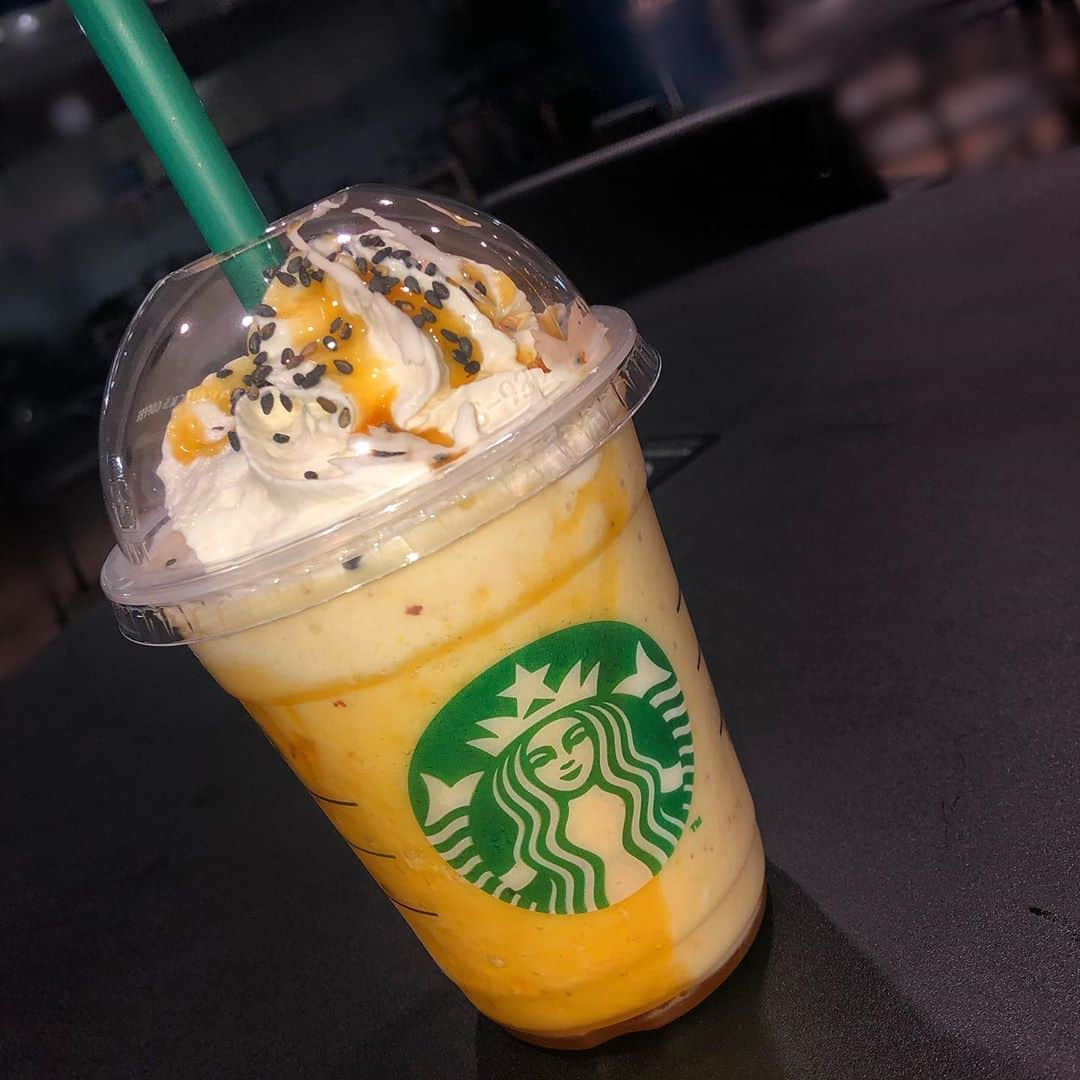 りお（民謡ガールズ）のインスタグラム：「芋感ありあり #大学芋フラペチーノ #スタバ  #新作 #starbucks #frappuccino #cream #night #yummy #fff #likeforlikes #followｍe #japan #좋아요반사 #팔로미 #먹스타그램 #りお」