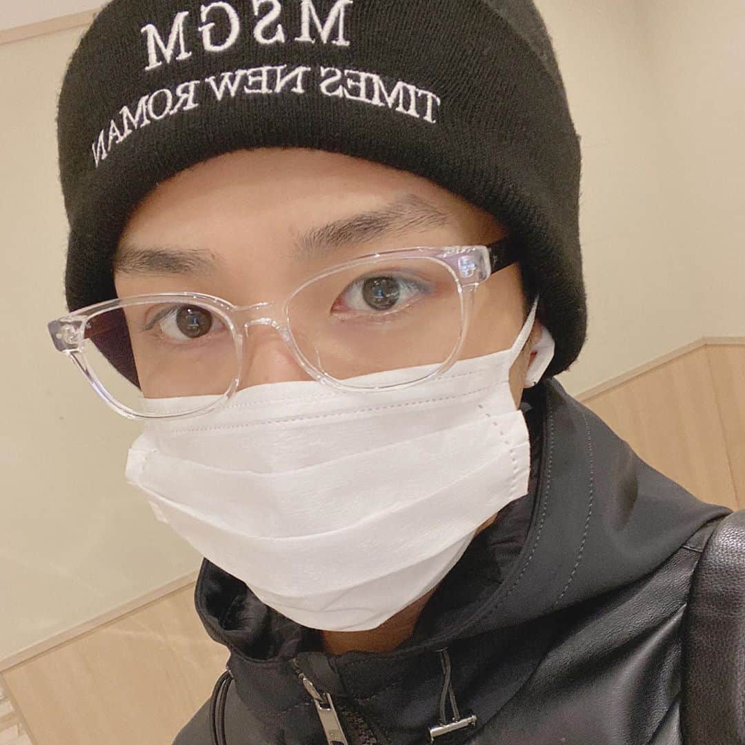 若槇太志郎さんのインスタグラム写真 - (若槇太志郎Instagram)「. 眼鏡デビューだよ😂 裸眼0.6でした。 自分の目が悪いことを知った時 正直怖くなった。 眼鏡気に入ったの見つけれたし 最早悪くなっていい眼鏡見つけられたわけだしテンション上がった。どうもぉ  #家でしか掛けない」9月25日 20時27分 - taishiro.wakamaki.official