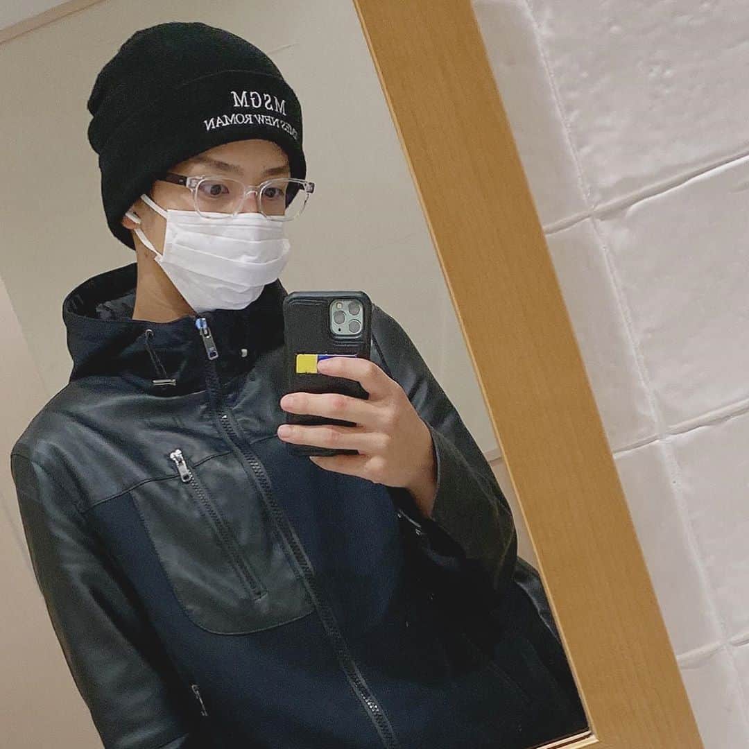 若槇太志郎のインスタグラム：「. 眼鏡デビューだよ😂 裸眼0.6でした。 自分の目が悪いことを知った時 正直怖くなった。 眼鏡気に入ったの見つけれたし 最早悪くなっていい眼鏡見つけられたわけだしテンション上がった。どうもぉ  #家でしか掛けない」