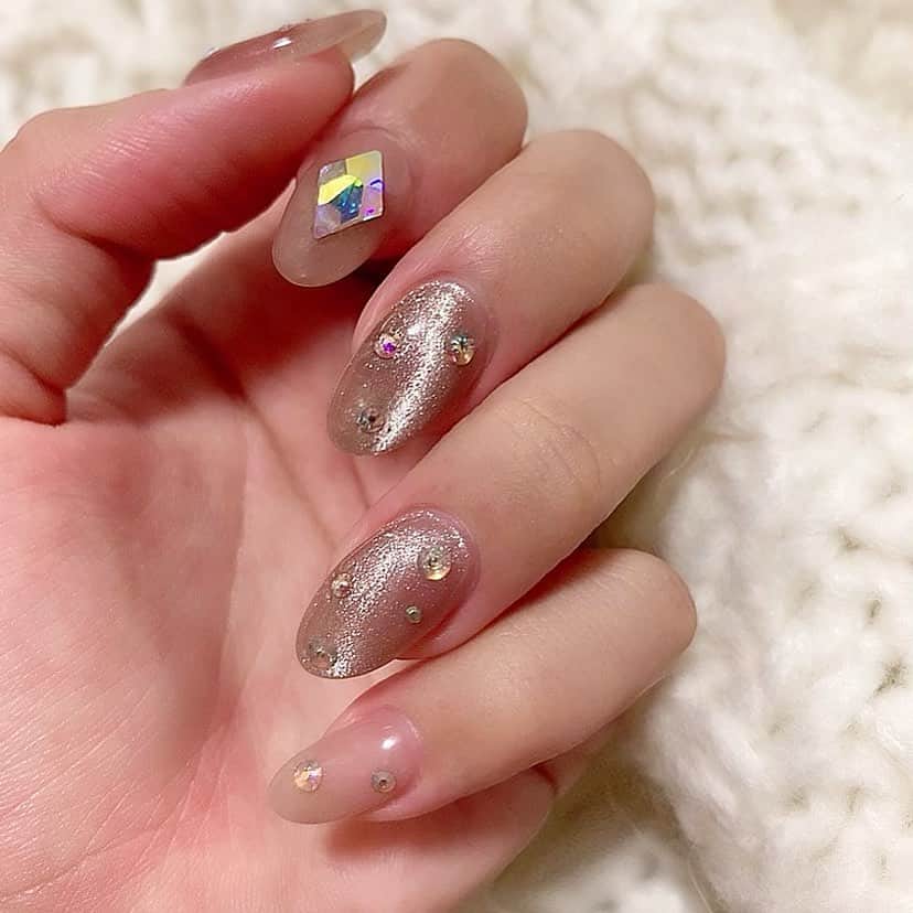 のインスタグラム：「. . NEW NAIL 💅💞 . マグネットネイルはまって 二回連続だ 🥺 とにかくキラキラで爪見るだけで 女子力上がりそう ⤴︎笑 . あおいさんと今日は 幽霊についてのトークで盛り上がってた😂笑 @aoi_parkbytokyo いつもありがとうございます❤️ . . . #ネイル #にゅうねいる #newnail」