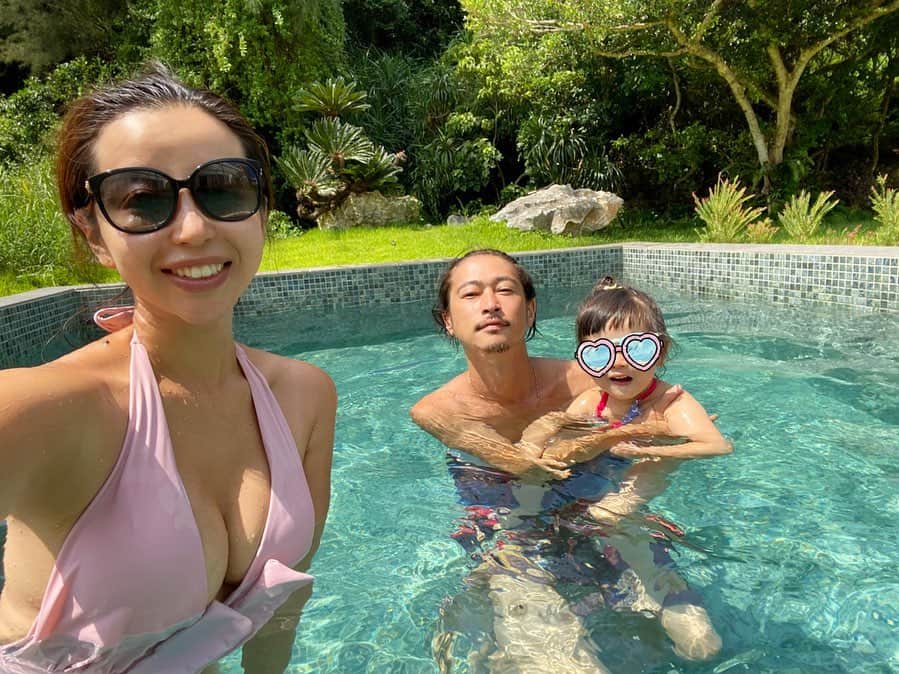 PINKYのインスタグラム：「Pool day allday🌈🌊✨  振り返り沖縄旅行✈️🌺  @413_hamahiga 🏨での滞在の次は、 一軒家をお借りしてstayしました🏡☀️  ここのプールが本当に素敵で😍💕  昼も夜もずーっと入っていました👌👙💦  お家の内装もすっごくお洒落だったなぁ😳🌵🌟  ・・・ #love #happy #family #mamalife #familytrip #summervacation #夏休み #沖縄 #一軒家貸切 #家族旅行 #窪塚家の夏休み #pooldayallday」