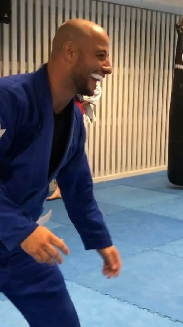 マヘル・ザインのインスタグラム：「First time I do a VoiceOver in a video.. 🙈 so you guys can somehow understand what’s going on... let’s GO 💪🏼😬💥 - #bjj #brazilianjiujitsu #bjjwhitebelt #bjjrookie 🤩」