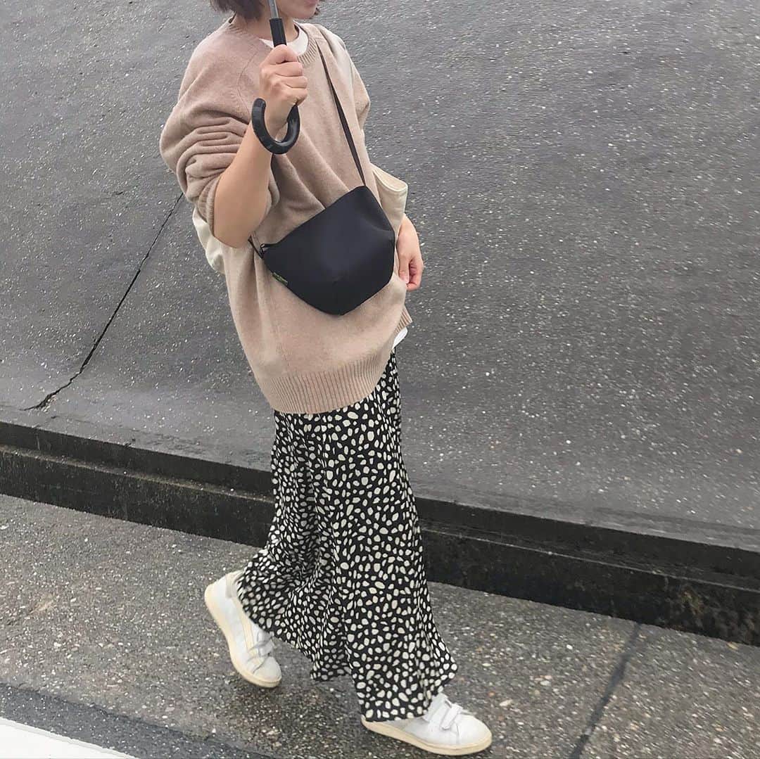 __mai____のインスタグラム：「. 毎年秋冬になると旦那がユニクロのこのニットを仕事の時に着ていく。今年も買うと言うので私もついでに自分用のを😜最近ベージュとかグレージュ、ブラウンが好きでこーゆー色味買いがち🙄♡トップスは大きめゆるっと着るのが好きなのでmen'sの商品ですがXLを♡ #プレミアムラムクルーネックセーター お尻も隠れる大きさなので今度はデニムとかに合わせてみようと思っている☺︎ #ユニクロ #uniqlo #ユニクロニット部 #ユニクロニット族 #uniqloginza2020FW #ニットコーデ #PR #ママコーデ #カジュアル #カジュアルコーデ #レオパード」
