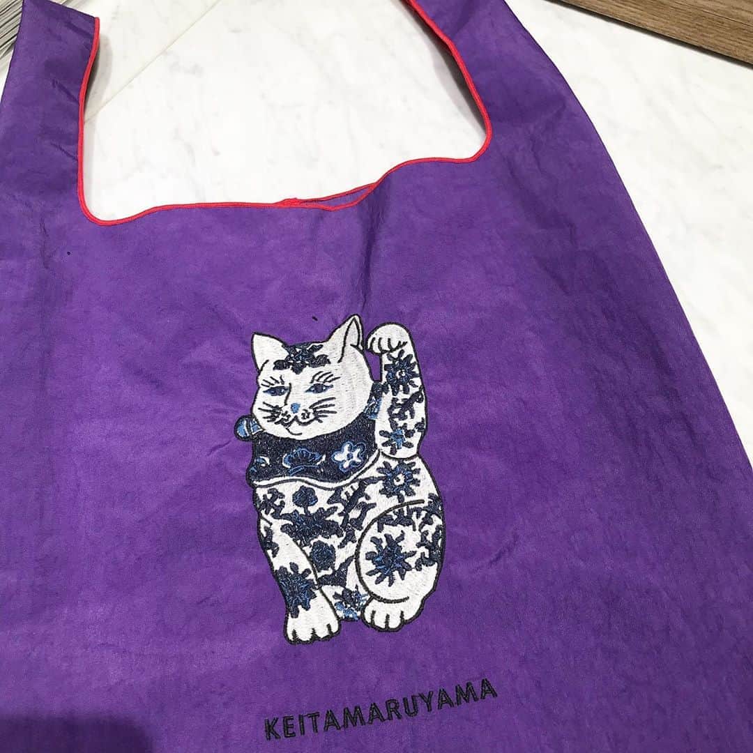 丸山敬太さんのインスタグラム写真 - (丸山敬太Instagram)「エコバッグの新色です。招き猫もより引き立つように、少しヴィヴィットな紫に。  こちらも新宿伊勢丹ポップアップでの先行発売です。」9月25日 20時23分 - keitamaruyama