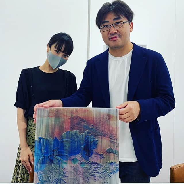 清川あさみさんのインスタグラム写真 - (清川あさみInstagram)「今日は凄いタイミングで..   ママになったばかりの仲良しの桐谷美玲ちゃんや、橋本マナミちゃんが個展に来てくれました😭✨感動。 2人共ずっと見てるので何だか親戚のような気持ちです。笑 しかし変わらずCGみたいな美しさ。美玲ちゃんを「romance」の前で。マナミちゃんベビーも会えた💕  他、建築家や人工知能の研究者の友人や、大野拓郎くんや、おかけんたさん、新しいコレクターさんとの出会いまで、、短い滞在時間に沢山の友人が来てくれて嬉しかったです。  早いもので個展は明日まで🌿  #清川あさみ #asamikiyokawa  #桐谷美玲 #橋本マナミ #清川あさみ展 #art #embroidery #AI #CG #CGと糸 #美玲ちゃんCGぽい😂　 #美女採集　な2人　#2人共ベイビーまで可愛すぎ　@mirei_kiritani_  @manami84808 @phillipsauction」9月25日 20時36分 - asami_kiyokawa