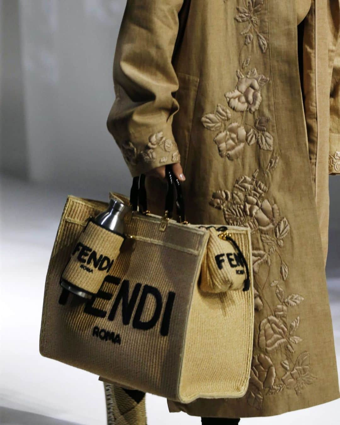 Fendiさんのインスタグラム写真 - (FendiInstagram)「Equal parts pragmatic and polished – see the latest accessories from the #FendiSS21 collection at Fendi.com.  Creative Director: @SilviaVenturiniFendi​ #silviaventurinifendi」9月25日 20時36分 - fendi