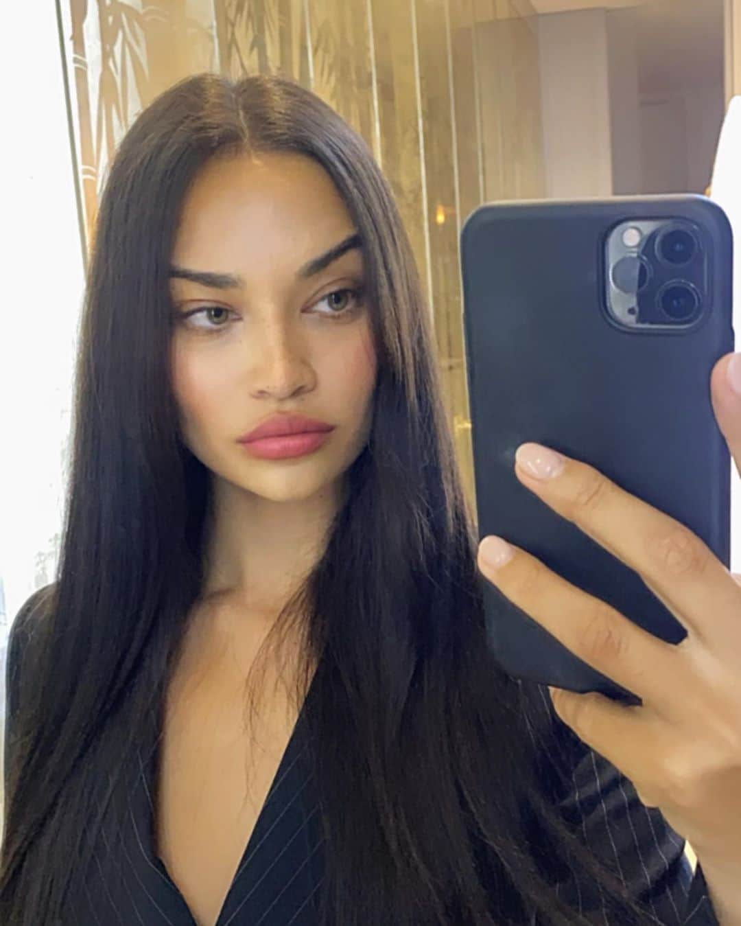 シャニーナ・シャイクのインスタグラム：「🖤📱」