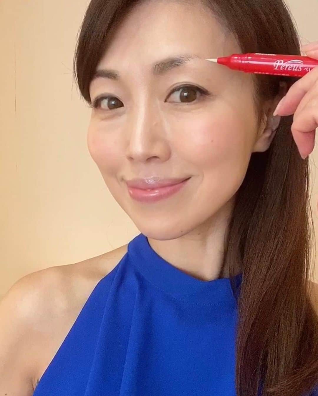 ImotoEtsuyo さんのインスタグラム写真 - (ImotoEtsuyo Instagram)「スッピン眉は見せられない… 私は眉尻が薄いのが悩み。  はり、立体感のある自然な眉に 憧れる♡  ・ 気になっていた 森下仁丹の「ペレウス」を 試してみました。  眉毛の毛根にはたらきかけて 眉毛を育てる「第1類医薬品」。 ・ ・ ノック式の ペンシルタイプで描きやすくて はえて欲しい部分に塗るだけ！ 簡単ケアできますね。 コンパクトでポーチにいれて 持ち運びもしやすいのもいいです♩ ・ 私は朝と晩に1回ずつ1日2回 眉毛の気になる部分に 塗ってます！   このペースなら1本で　 約4か月間使用できるみたいなので 続けてみようと思います。    #ペレウス #第1類医薬品 #眉毛 #眉毛のケア #PR #うす眉 #欠け眉 #眉毛を整えたい #眉毛を濃くしたい」9月25日 20時30分 - bisuhada