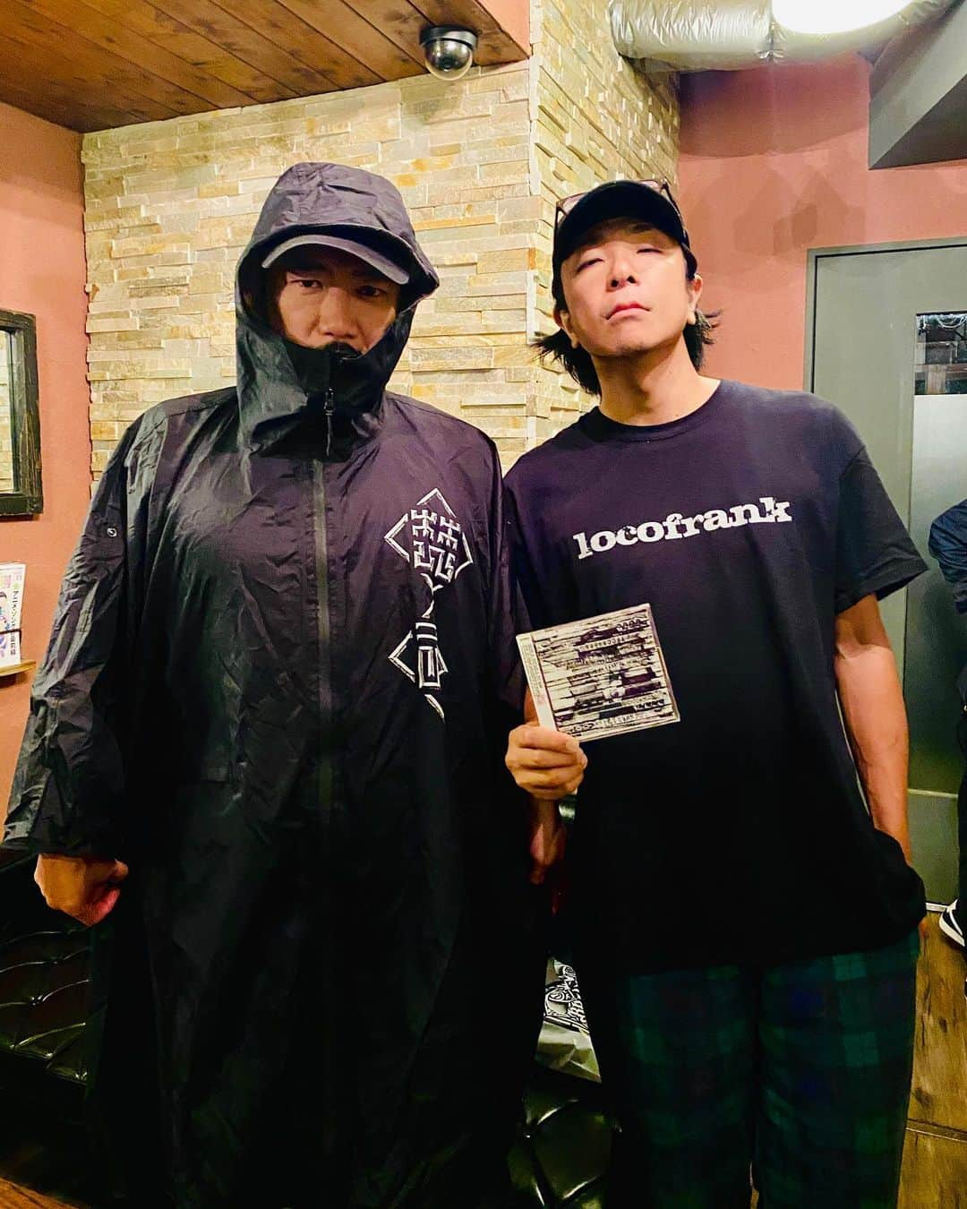 Shun さんのインスタグラム写真 - (Shun Instagram)「#今日のバンドT locofrank！🇯🇵  業界きっての雨バンド☔️ ロコT着たら雨降ってきた🤣 TOSHI-LOWさんはカッパだし（笑）  BRAHMAN x ILLBOSSTINO『CLUSTER BLASTER / BACK TO LIGHT』激ヤバです🔥🔥🔥 #brahman #thablueherb #totalfat #locofrank」9月25日 20時31分 - totalfat.shun