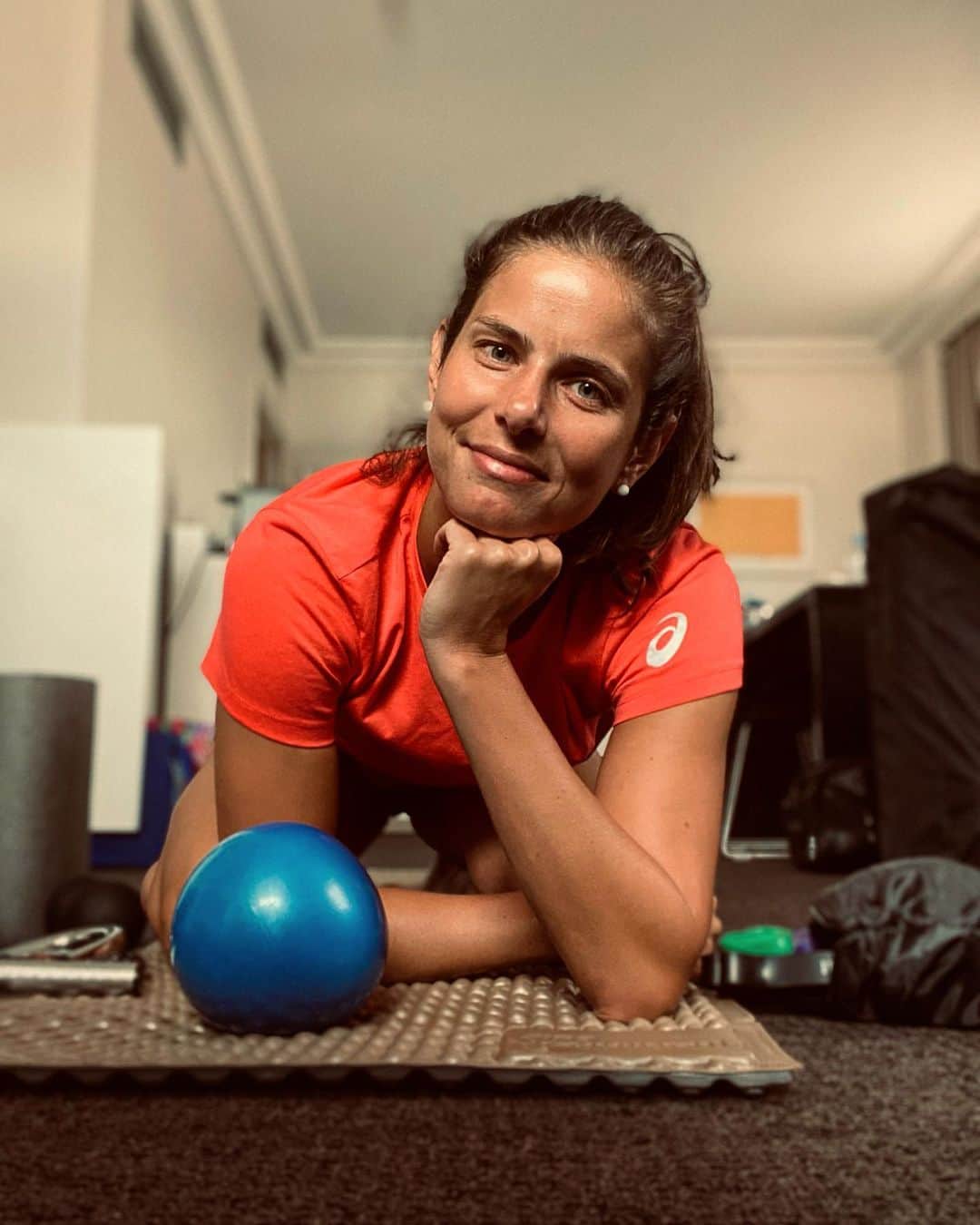 ユリア・ゲルゲスのインスタグラム：「Self isolation = gym time in your room 🙆‍♀️ 🧘🏻‍♀️ 🤸‍♀️ 🏋🏻‍♀️ @rolandgarros」