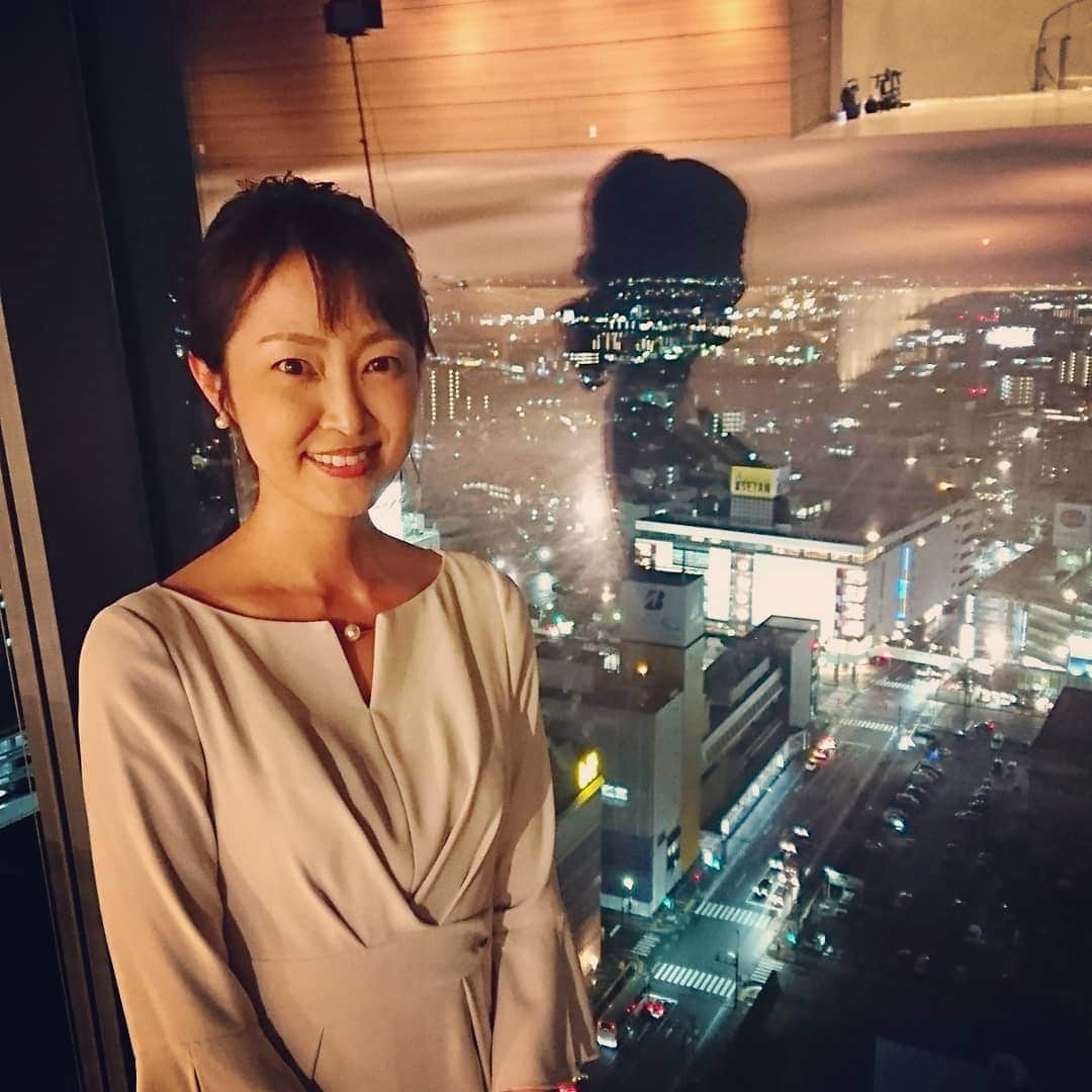 伊勢みずほさんのインスタグラム写真 - (伊勢みずほInstagram)「夜景デートしてきました✨  なんて。。。 メディアシップのCM撮影でした😉  10月下旬放送スタート予定です📺  万代の真ん中から見下ろす夜景 遠くまでキラキラしててうっとりでした✨  デート、プロポーズ、お祝い、 お友だちやご家族で！ メディアシップ そらのひろば✨ 特に夜はおすすめです！  長丁場でしたが幸せな１日でした📷 お世話になった皆様  どうもありがとうございました💐  #メディアシップ #そらのひろば #20F #夜景 #夜景スポット #デート #新潟夜景 #プロポーズ #お祝い #cm #万代 #niigata #japan #mediaship #date #伊勢みずほ #デートスポット #おでかけスポット #新潟おでかけ」9月25日 20時44分 - isemizuhoo