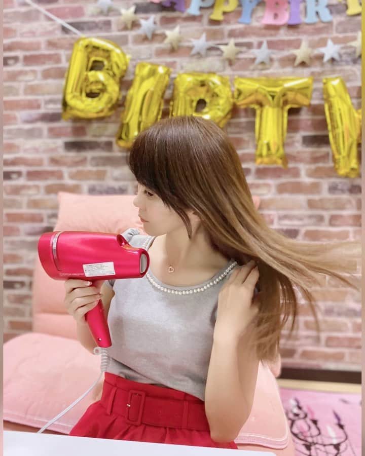 のインスタグラム：「この8年でこんなに進化してたのか… ▶︎▶︎▶︎ #ナノケア #ドライヤー * 長年、愛用しているナノケアシリーズ💕 今年に入ってから ここ8年愛用ドライヤーが壊れてしまい💦 久々に新シリーズ買い直したら… * とりあえず最新機能と速乾性に驚きw 詳しくは記事にしたので見てみてね👀🙏🏻💜 * ▶▶▶ #SENKENTRENDNEWS  🔗ストーリーズから飛べるよ･*･:≡⊂( ˆoˆ )⊃ * 【ツヤ髪】ダメージとおさらば！ 美髪への道は毎日のドライヤーが鍵！ https://senkentrend.news/_ct/17392282  ✼••┈┈┈┈┈┈┈┈┈┈┈┈┈┈┈┈••✼ #Panasonic #パナソニック #スタイリング #ヘアスタイル #家電 #丁寧な暮らし #モテ家電 #女子力 #美容家電 #家電好き #panasonicbeauty #スキンケア #パナソニックビューティ #頭皮ケア #美容 #beauty #ナノイー #ヘアケア #美容オタク #SENKENTREND #公式アンバサダー #アンバサダー  #繊研新聞 #ambassador #繊研新聞社 #newspapers  #ライフスタイル  ✼••┈┈┈┈┈┈┈┈┈┈┈┈┈┈┈┈••✼」