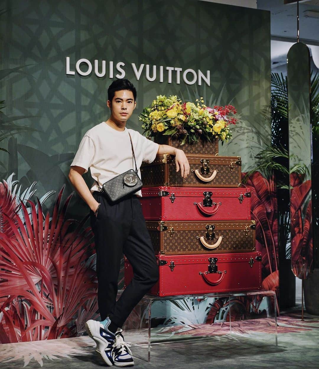 Christoffer Chengのインスタグラム：「A stunningly beautiful opportunity to experience the best of @louisvuitton , of course including their signature handmade luggage trunks, with the new 1854 canvas monogram pattern, white and grey classic monogram, beautiful artful creations done by various artists, and let’s not miss the mah jong set that’s hand carved out of jade stones individually 😍😍😍😍 #louisvuitton #lvhongkong」