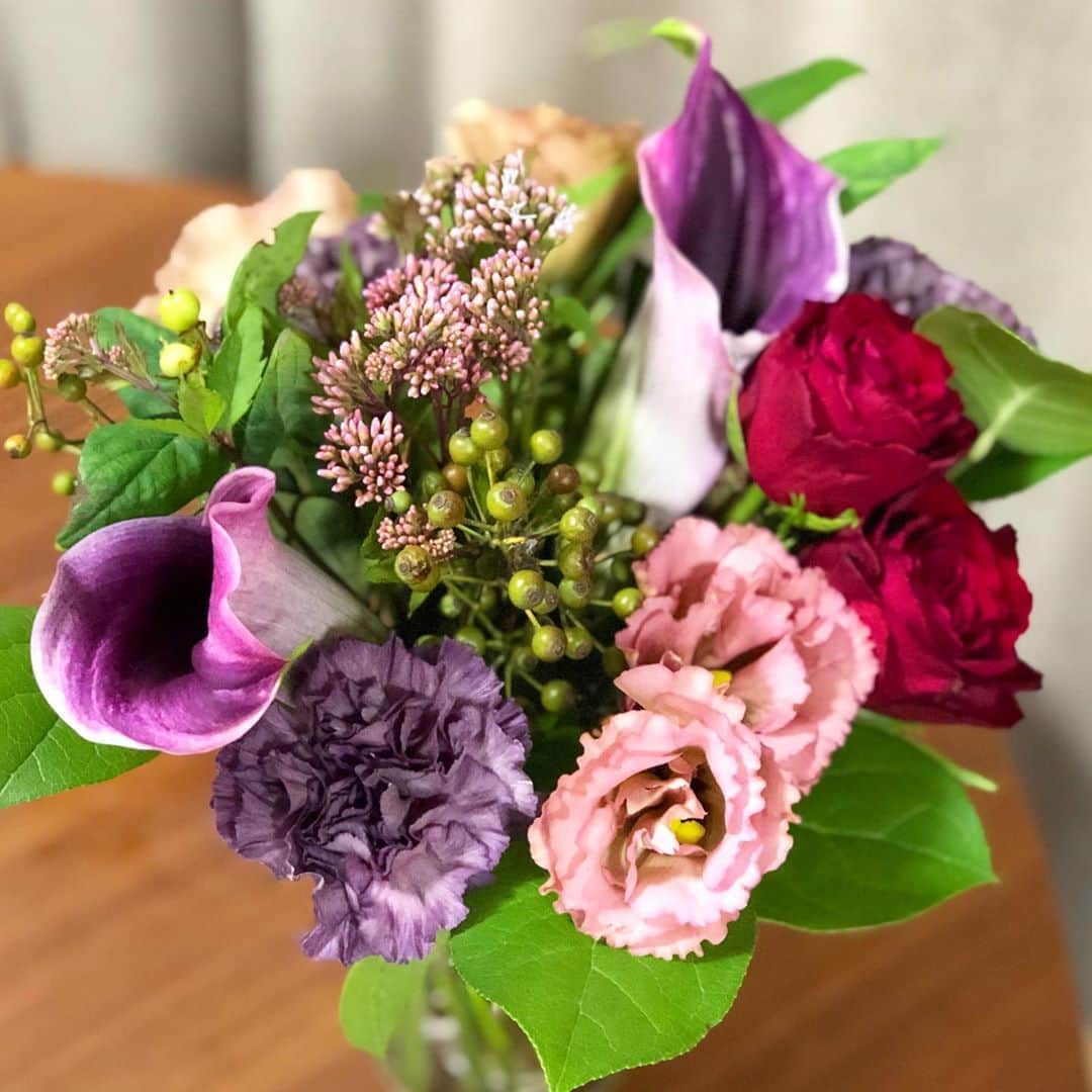 進藤やす子のインスタグラム：「✳︎ 誕生日のお祝いをしてもらっちゃいました🥰 . . （間違えて削除してしまい😭再掲） . #ありがとうございます💕  #嬉しいな #誕生日プレゼント  （誕生日は8月） #花のある暮らし #花のある生活」