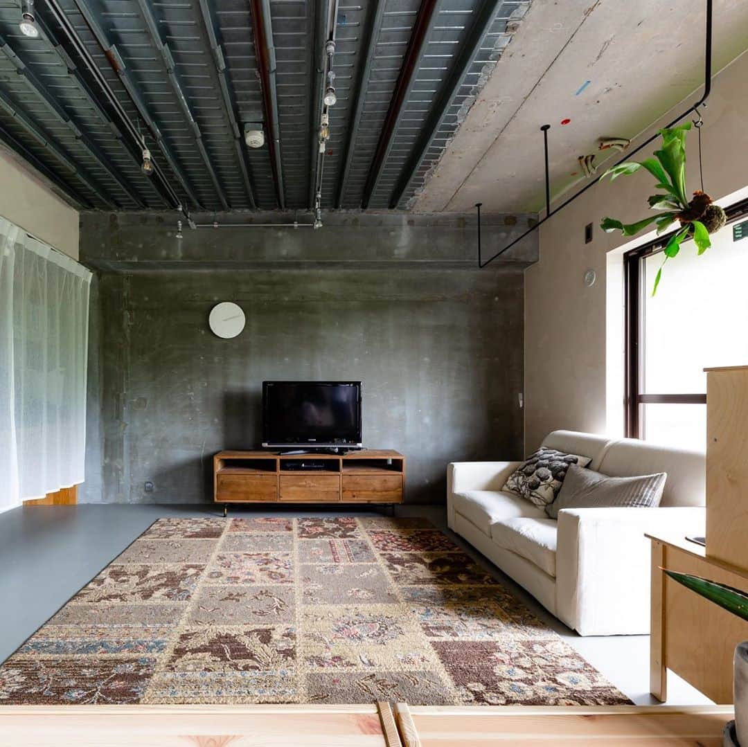 SUVACOさんのインスタグラム写真 - (SUVACOInstagram)「解体後に現れたデッキスラブ仕上げをそのまま天井に。床は無機質なグレータイル。家具や金物、スイッチも、こだわっています。 ﻿ designed by ハコリノベ @haco_renovation ﻿ ﻿ #アイアンドア  #デッキスラブ #フロアタイル貼り #インディアンキッチン #いい家 #今日のいい家 #自分らしい家 #家づくりを楽しむ #施工例 #建築 #デザイン住宅 #architecture #archidaily #archilovers #houseportrait #renovation ハコリノベ # SUVACO #スバコ #SUVACO編集部 #マンションリノベーション#リノベーション #リノベーション事例 #リノベーション住宅 #リノベーション会社 #リノベーションしたい #リノベーションライフ #リノベーションという選択」9月25日 20時46分 - suvaco.jp