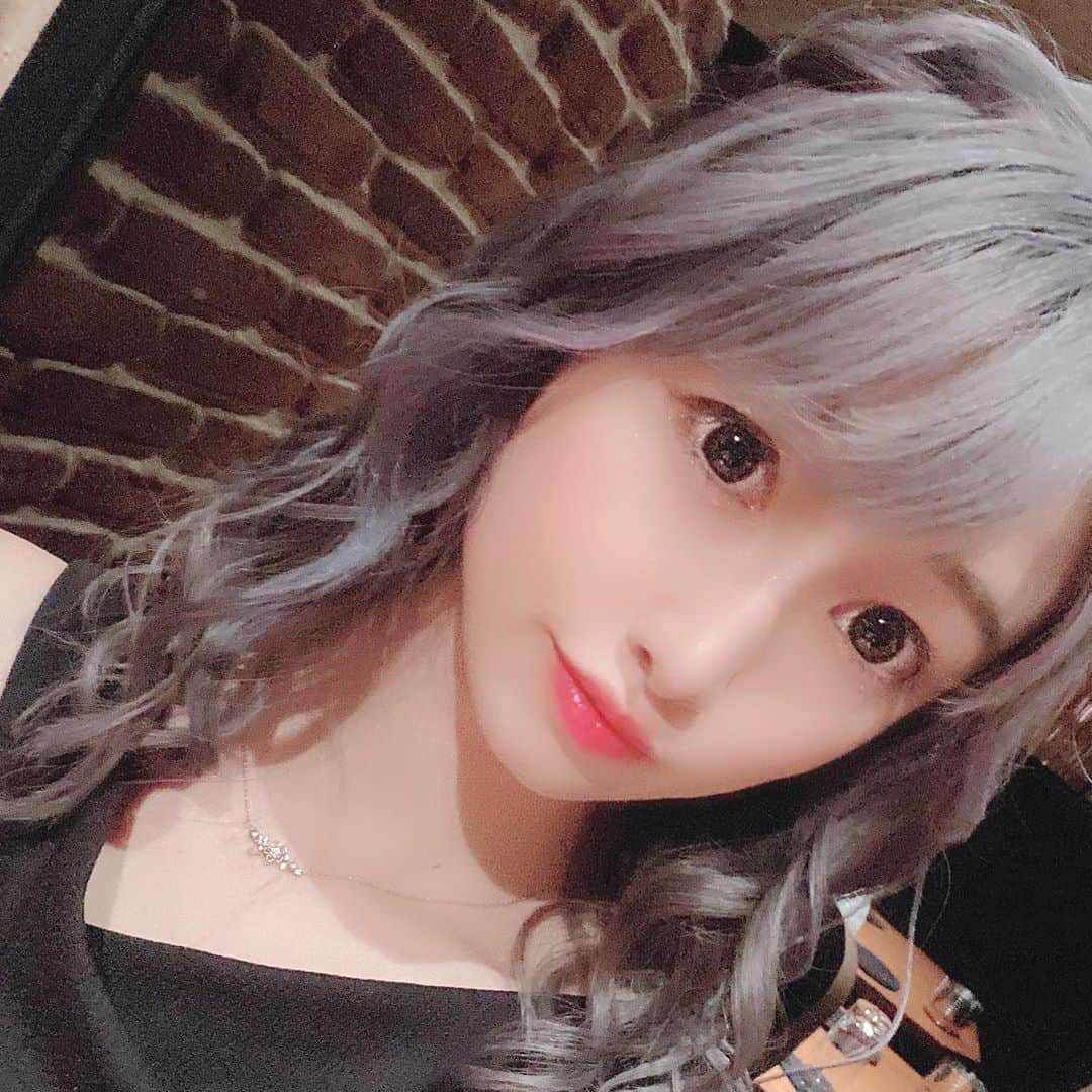 うららのインスタグラム：「出勤したよん♪ 会いに来てくれると喜びます✨  #歌舞伎町 #歌舞伎町キャバ嬢 #六本木 #お酒 #お酒好き女子 #酒 #可愛い #かわいい #素敵 #ピンク #派手髪 #キャバ嬢 #モデル #スタイル #きれい #綺麗」