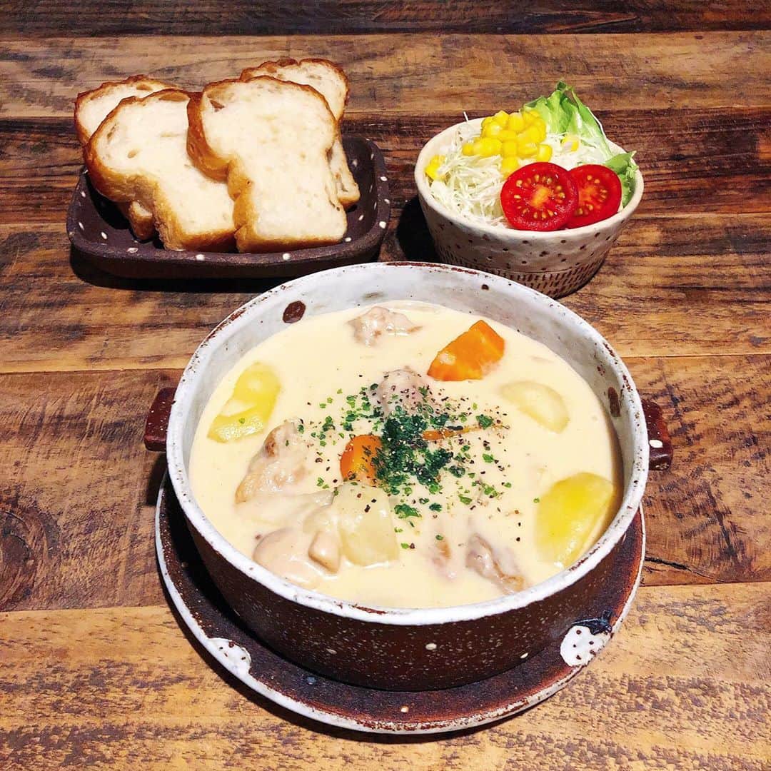 chaako ちゃあこのインスタグラム：「2020.9.25 * * 今日の晩御飯٩(๑❛ᴗ❛๑)۶ * ＊チキンのクリームシチュー ＊サラダ ＊パンドミー * でした(๑´ڡ`๑) * シチューが食べたい、って何度も言ってたので、次の日お弁当がいらない金曜日にシチュー作りました。 * てか晩御飯載せるの、また久しぶり(笑) 写真を見てわかる様に、写真自体の色味がおかしいでしょ？全体的に暗いの。 * 引越してから、ダイニングテーブルを置いてるとこの上の照明の位置がおかしいし、照明の色もおかしいし(笑) * だから写真撮りたく無いんですよね(￣m￣*) （↑言い訳） いや、照明変えれば良いんだけど… あと自然光で撮れればね。 でも旦那の帰りが、諫早にいた頃より全然遅いし。 * 福岡の方がやっぱり忙しいみたいで… なかなか帰ってきません。 だから晩御飯は別々。先に早めに食べてます。 一緒に食べられるのは休みの日だけですねー(๑¯ω¯๑) * それにしても写真おかしいわー(笑) これでも色味を変えてるんですけど、これが限界… 照明変えなきゃ(꒪ȏ꒪;) * あと久しぶりに晩御飯の写真撮ったからか、撮り方忘れた(笑)角度とかもう全然わからない( ꒪⌓꒪) * 次に写真載せるのは、 また何週間後かもしれません(๑•́ ₃ •̀๑) * * *」