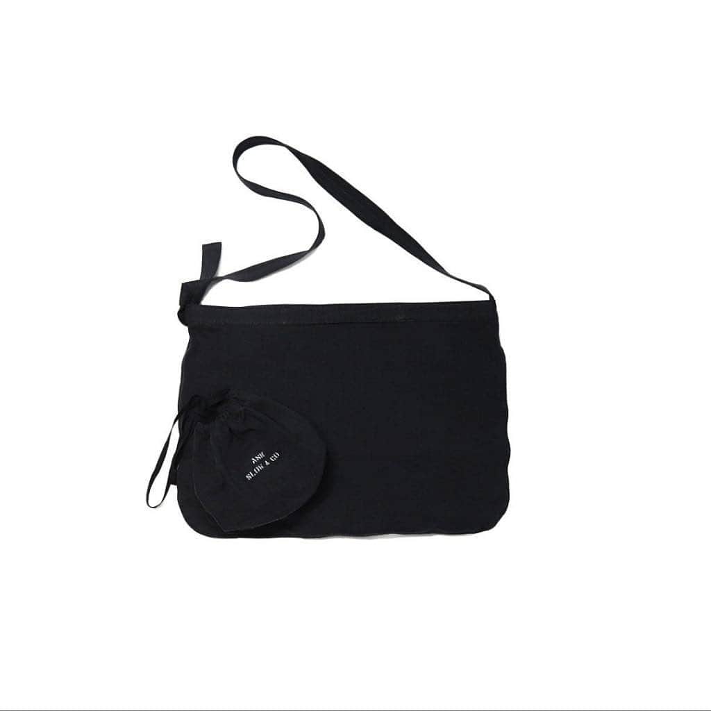 のインスタグラム：「ANIBAG Coming Soon！ 10月7日販売開始！  国産のヘリンボーン生地を使ったシンプルで合理的なショルダーバッグ。  ANK別注で同素材でメディカルポーチが付属、生地は使うほどに味わいが増す国産帆布、鎌倉にあるSLOW factoryにて一点ずつ ハンドメイドされています。  〔販売日〕 10月7日 SLOW ONLINEショップ 10時～販売開始予定 一部卸先、伊勢丹伊勢丹新宿店メンズ館地下1階 三越伊勢丹オンラインストア販売開始します。  10月10日〜SLOW直営店販売開始。 数量限定販売になります。  ※初回生産本数には限りがございます。 完売の際はご了承くださいませ。  #slowbag #ANIBAG #スロウ #ANK #アニキ #片野英児」