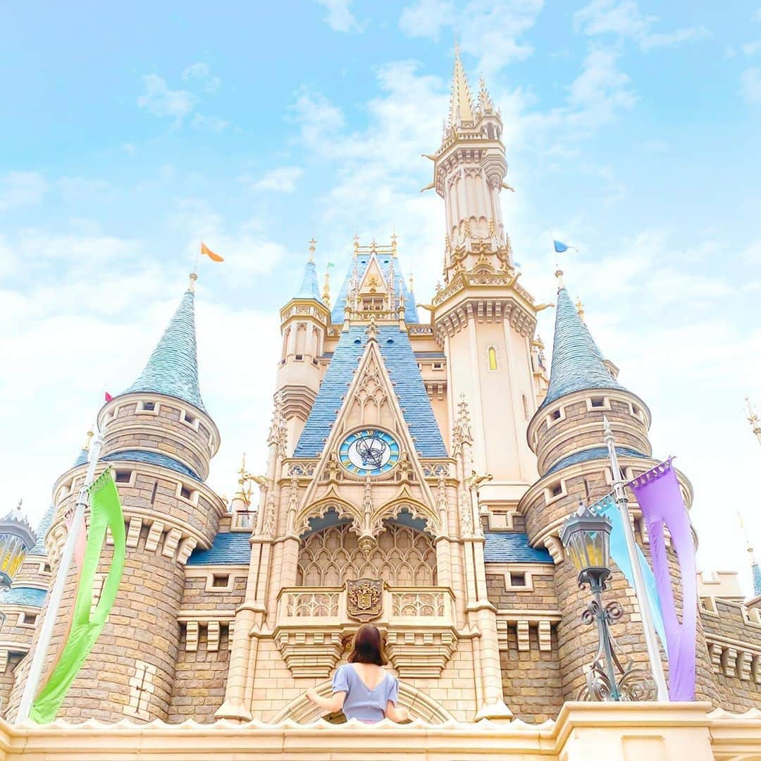 澪花さんのインスタグラム写真 - (澪花Instagram)「✨🏰今こそ撮りたい♡#シンデレラ城 🏰✨  🗾#tokyodisneyland  📍シンデレラ城  美女と野獣の新エリアがついに28日（月）オープン🎉 新しいお城も気になるけれど、 今こそシンデレラ城に行きたい！と思って こんな写真を撮ってみました📸  ✄---------#撮り方トリセツ -------------✄  ✔撮影してくれる人にはお城の下に行ってもらう →お城をてっぺんまで写すには、下からのあおりが必須！ 　お城の下で何枚かシャッターを切ってもらおう！笑  ✔パレードの前後の時間帯は避ける →シンデレラ城周辺にゲストが集まるので 　パレードの前後の時間帯は避けるのがおすすめ。 　お昼どき～夕方あたりが穴場です🔍✨  ✄-------------------------------------✄  改修されたばかりの新しいお城を 他のゲストの映り込み無しで撮れるのは 今だけかも…？ よくパークに行く人ほどスルーしがちなシンデレラ城、 個人的にはとってもおすすめです👗💓  #tokyodisneyresort #ディズニー #disney #ディズニーコーデ #新エリア」9月25日 21時03分 - reicameraaa