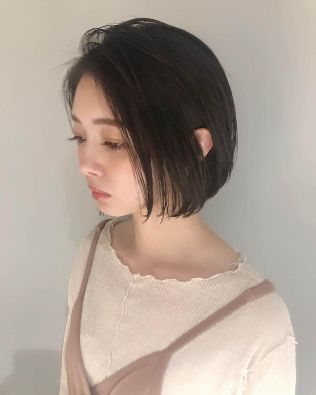 市川美織さんのインスタグラム写真 - (市川美織Instagram)「バッサリ切りました✂︎﻿ ﻿ 前髪も伸びての状態でショートにするのははじめてかな🙃﻿ ﻿ どお？？大人っぽくなれたかな？？﻿ ﻿ ﻿ 昔ブリーチしたところがキシキシしてきて傷みやすくなってたので、、﻿ ﻿ さらっさらになって嬉しい💗﻿ ﻿ ﻿ 髪型を変えたり、カラーを変えたり、トリートメントで髪の毛がつるつるになるってだけで、気分まで上がるよね🥰﻿ ﻿ ﻿ 今回もカイベさん @kurtkaibe にやってもらいました☺️﻿ ﻿ いつも可愛くしてくださりありがとうございます✨﻿ ﻿ お任せしたら間違いなしです‼︎」9月25日 20時56分 - miori_ichikawa