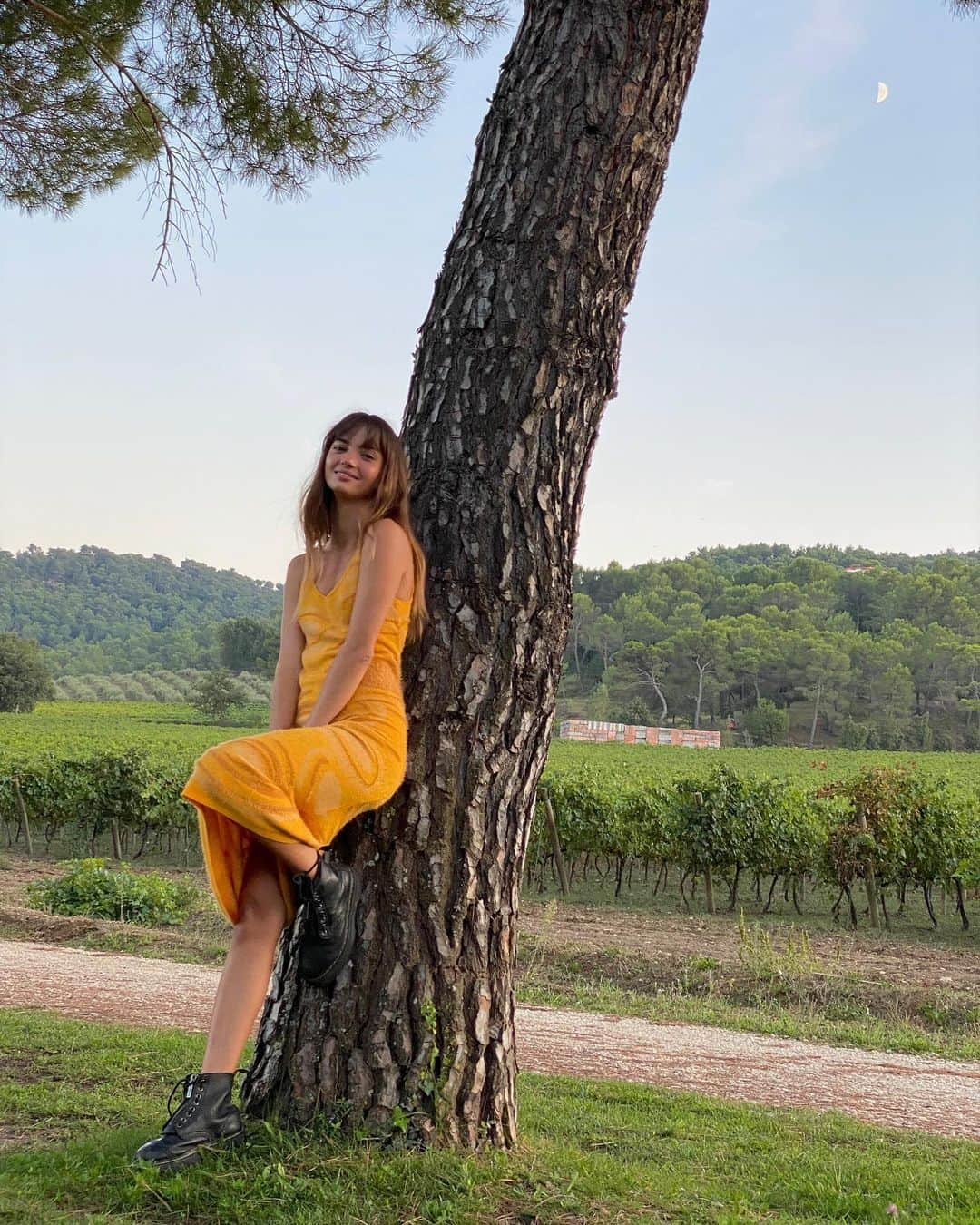 Inka Williamsさんのインスタグラム写真 - (Inka WilliamsInstagram)「The moooooooon!!!! 🌝🌛🌜🌕Leaving my Princess bed and this beautiful place today. Can’t wait to show you what campaign we have been shooting 😍 And yes this is my new favorite dress 🍊🍊🍊🧡🧡🧡🧡 @houseofsunny」9月25日 20時56分 - inkawilliams