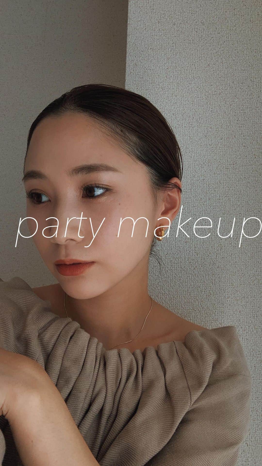 のインスタグラム：「____ 4連休のある1日はgarden weddingに🌿🕊 大好きな友の幸せなお顔見れてこちらも幸せに。 . 久しぶりの華やかな場でのメイク。ほぼ普段のメイクに＋下瞼のラメ&赤リップ✨ ① @threecosmetics  ディメンショナルビジョンアイパレットH01 (阪急うめだ店限定で今はないお色かもしれないです🙏) こちらの右上をアイホールに  ②左上を二重幅と下瞼目尻まで  ③右下を下瞼目頭まで  ④ @naturaglace_official アイライナー#02 を目尻あたりに  ⑤ @dejavu_official.jp ラッシュアップマスカラ ブラック  ⑥ @etudejapan ミラーホリックBE101を下瞼黒目下辺りにいれて華やかに　※パーティ感でます  ⑦ @addictionbeauty_official マットリップリキッド #009」