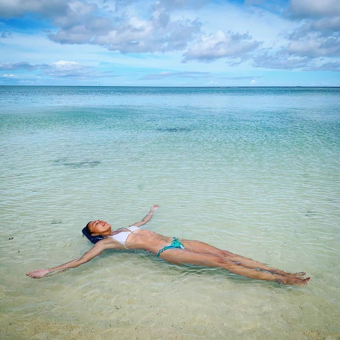 福田朋夏さんのインスタグラム写真 - (福田朋夏Instagram)「水に浮いて海の音を聞くと本当に落ち着いて、心の中がスーッとしてくるから好き😌　 たまにはリラクゼーションも大切です。 #relaxation #beach #ocean #okinawa」9月25日 21時01分 - tomoka_fukuda