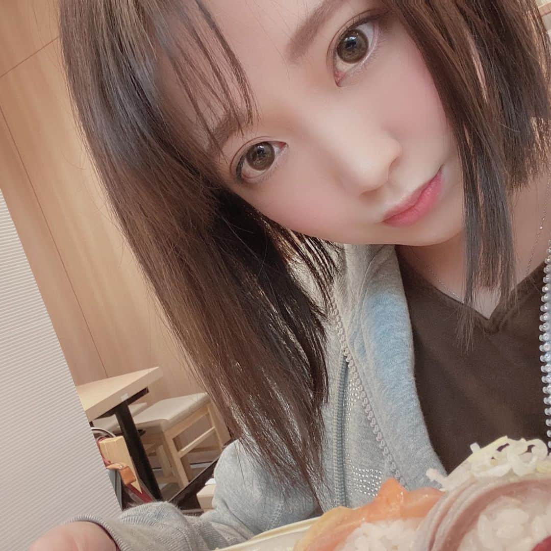 詩月まどか（詩月圓）のインスタグラム：「いつかのお休みの日の、一人寿司🍣💕✨ ヒラメと青柳がとっても大好きなのです😍😍😍 #寿司 #銀座 #一人旅 #東京駅 #カジュアルコーデ #カジュアル #美食 #休日 #散歩 #大好物 #好吃 #美味しい」