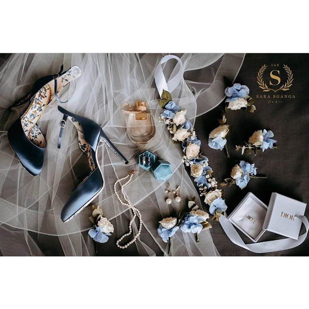 のインスタグラム：「． スタッフの @haru_jadore です🕊 ． @sara_sganga_wedding さんのフォトをリポスト。 ． ． 柔らかなチュールが重なった幻想的な空間。 ． ． サムシングブルーで表現するウェディングの世界観が美しく、どこか神秘的で、シューズやアクセサリーの魅力を際立たせた写真。 ． ． 特別な日を彩る、ウェディングアイテムの写真も拘りたいですよね🌿 ． ． ． .:*:.,.:*:.,.:*:.,.:*:.,.:*:.,.:*:.,.:*:.,.:*:.,.:*:.,.:*:.,.:* .﻿ ﻿ サイトは[ウェディングソムリエ ]で検索﻿ 🔎http://www.jadorewedding.com﻿ プロフィール欄の🔗Linkからもとべます。 ﻿ ﻿ ウェディングソムリエは、﻿ 人生でその時しかできない﻿ 特別な体験を提供するメディアです♡﻿ ﻿ *:.,.:*:.,.:*:.,.:*:.,.:*:.,.:*:.,.:*:.,.:*:.,.:*:.,.:*:.,.:*:.,.:*:.,.﻿ ﻿ #卒花 #ウェディングソムリエ #花嫁 #プレ花嫁 #ウェディングアイデアIY  #全国のプレ花嫁と繋がりたい #ウェディングソムリエアンバサダー #結婚式 #ウェディングドレス #ウェディングフォト #前撮り #後撮り #ウェディングレポ」