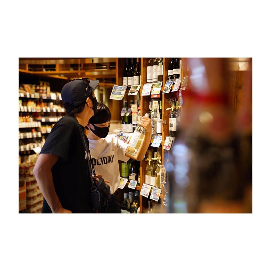 のインスタグラム：「とあるふたりの日常﻿2 ﻿ ﻿ ﻿ とあるふたりの日常写真﻿ ﻿ ﻿ ﻿ワイン、いいですよね ワイン、飲みたいです  金曜日はワインの日？  そういえば昔、 金曜日はカレー曜日 とかゆーのありましたよね。 ﻿ ﻿ カレーも食べたい ワインも飲みたい  ﻿ さて、七五三などなど、﻿ 10月はまだ空きありますよー﻿ 撮影お考えの人は連絡してください！﻿ ﻿ ﻿ フォローもお願いしますー🤲﻿ → ＠urukuphoto﻿ ﻿ ﻿ ﻿ ﻿ ﻿ ﻿ ﻿ ﻿ ﻿ ﻿  urukuって？ ﻿ ￣￣￣￣￣￣￣￣￣￣￣￣￣￣﻿ ﻿ uruku photographyは﻿ 作り込まず  気張らず  ゆるりと﻿ 北海道札幌を中心に出張撮影をしています。﻿ ﻿ 笑ってても  泣いてても﻿ 怒ってても  ぐずりまくってても﻿ その日そのままを全部ひっくるめて撮影します。﻿ ﻿ ちょっと気になることや、質問﻿ 不安なこと、雑談でもいいかも🙆‍♀️﻿ なんでもいつでもご連絡お待ちしてまっす﻿ ﻿ ￣￣￣￣￣￣￣￣￣￣￣￣￣￣﻿ uruku photographyの人と猫↓﻿ @chagecamera ﻿ @rei_shashin ﻿ @toro_chiro ﻿ ﻿ #札幌カメラマン #日常写真  #札幌出張撮影  #札幌写真倶楽部  #月刊8月のクリスマス  #ワイン好きな人と繋がりたい  #ふぁいんだー越しの私の世界」