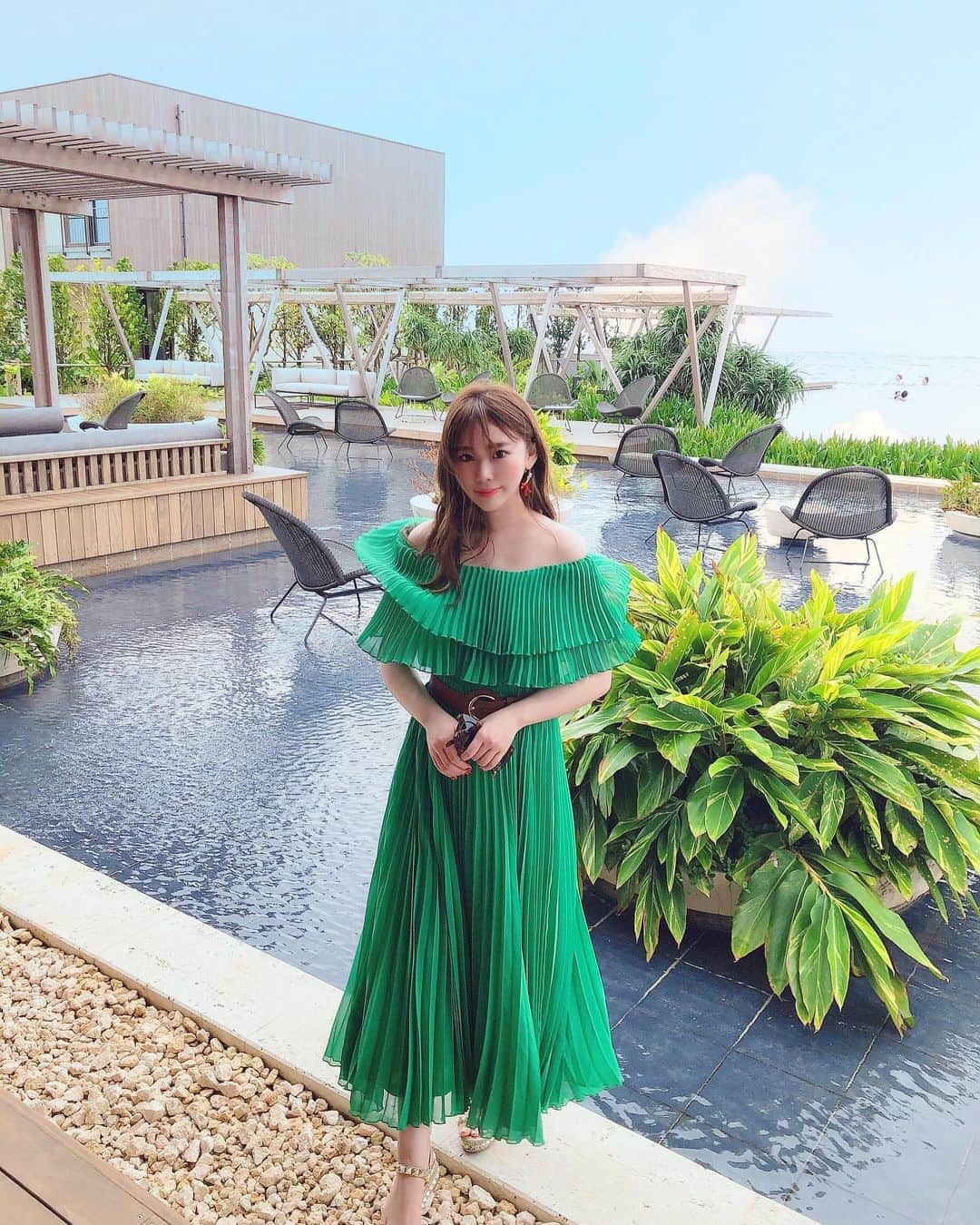 藤川沙弥のインスタグラム：「風が強くて🌬 襟巻きとかげみたいになった🦎💚 珊瑚のpierceが可愛くてお気に入り🥺 @anne2018_official のだよ🐚」