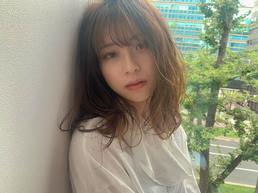 鮫島邦明のインスタグラム：「最近また撮影はじめました^_^ 最近はマネジメントの方が多かったけど 現場や髪を触ることも両立出来る人になりたいから イメージ膨らませ美容師も進化しよう😊  ショート以外も投稿します  似合わせスタイル^_^ 女性らしさにこだわり アンニュイさを出していきます  #似合わせカット  #ベージュカラー  #アンニュイ #シャークヘア  #セミディ  #梅田美容室」