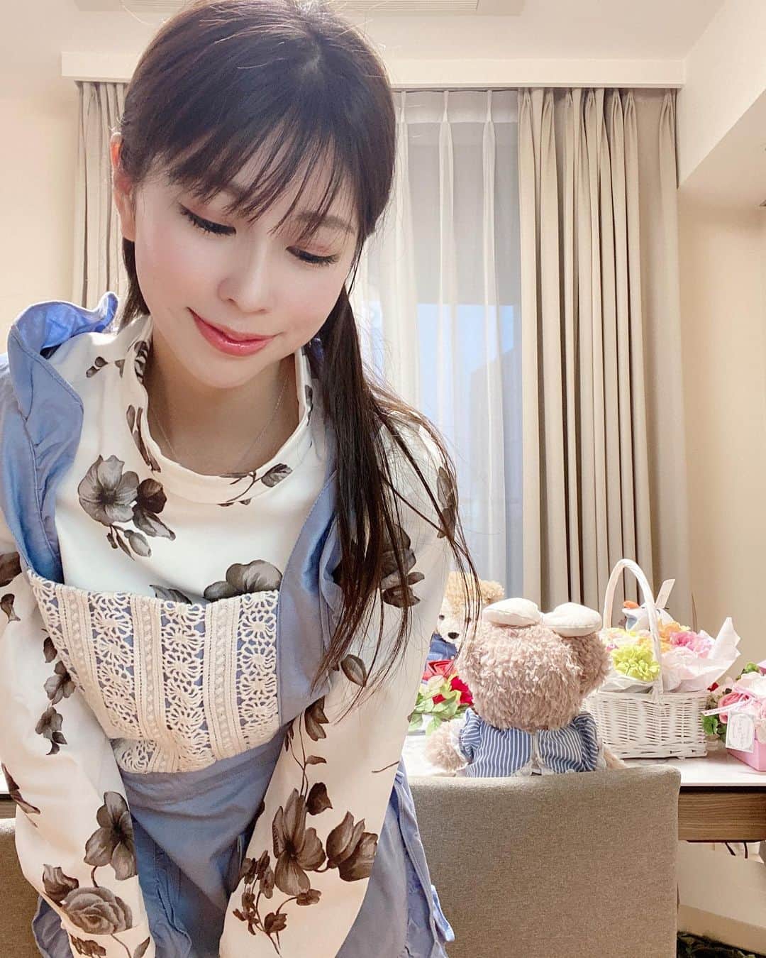 のインスタグラム：「お料理教室💓 ・ ・ 秋メイクで友人とプライベートなお料理教室しました⭐️ ・ ・ ハロウィンやクリスマスで作れるおもてなしメニューでした✌️ ・ お誕生日で、ケーキもつくったのでまた載せます❣️ ・ 秋メイクをしたので、おnewワンピースきました💓 @emiriawiz_official はロングワンピースも充実してて、お出かけはもちろんレッスンでも重宝してます✌️ ・ ・ ダッフィーくん上座にいてかわいい💓 ・  #emiriawiz #おうちカフェ  #大人可愛い  #大人可愛いコーデ  #エプロン #料理教室  #港区料理教室  #おうちディズニー #ダッフィー #愛され料理 #秋メイク #キャラ弁  #キャラ弁当」
